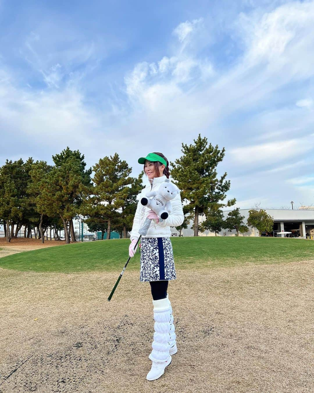 佐野真彩さんのインスタグラム写真 - (佐野真彩Instagram)「冬ゴルフ🎄⛳️ すっかり寒くなりましたね。 @callawayapparel_japan のゴルフウェアは 寒い日でもぬくぬく🥰  スターストレッチのブルゾン、切り替えのところの光沢の感じやダブルジップなど、高級感があってとっても使える👍⛄️ すっごく人気なのが頷けます。 ストレッチ性も高くてスイングも邪魔しません✨  防寒バッチリなのに着膨れ感を感じさせないなんて、 流石キャロウェイ🧸💚  今年はこれが最後のラウンドかな。 来年こそはパター上手になりたいです💭🏌️‍♀️  #キャロウェイ女子 #ゴルフウェア　#スターストレッチ　#これ1枚でいいじゃん #ゴルフコーデ　#若洲ゴルフリンクス #ゴルフ納め　#ゴルフ女子　#みどりのキャロウェイ　#golf #golfwear #callaway #佐野ゴルフコーデ」12月16日 20時24分 - sano.maya