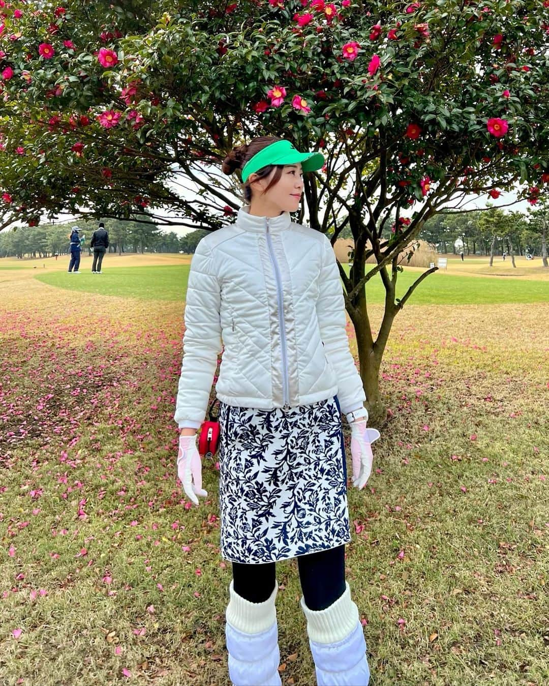 佐野真彩さんのインスタグラム写真 - (佐野真彩Instagram)「冬ゴルフ🎄⛳️ すっかり寒くなりましたね。 @callawayapparel_japan のゴルフウェアは 寒い日でもぬくぬく🥰  スターストレッチのブルゾン、切り替えのところの光沢の感じやダブルジップなど、高級感があってとっても使える👍⛄️ すっごく人気なのが頷けます。 ストレッチ性も高くてスイングも邪魔しません✨  防寒バッチリなのに着膨れ感を感じさせないなんて、 流石キャロウェイ🧸💚  今年はこれが最後のラウンドかな。 来年こそはパター上手になりたいです💭🏌️‍♀️  #キャロウェイ女子 #ゴルフウェア　#スターストレッチ　#これ1枚でいいじゃん #ゴルフコーデ　#若洲ゴルフリンクス #ゴルフ納め　#ゴルフ女子　#みどりのキャロウェイ　#golf #golfwear #callaway #佐野ゴルフコーデ」12月16日 20時24分 - sano.maya