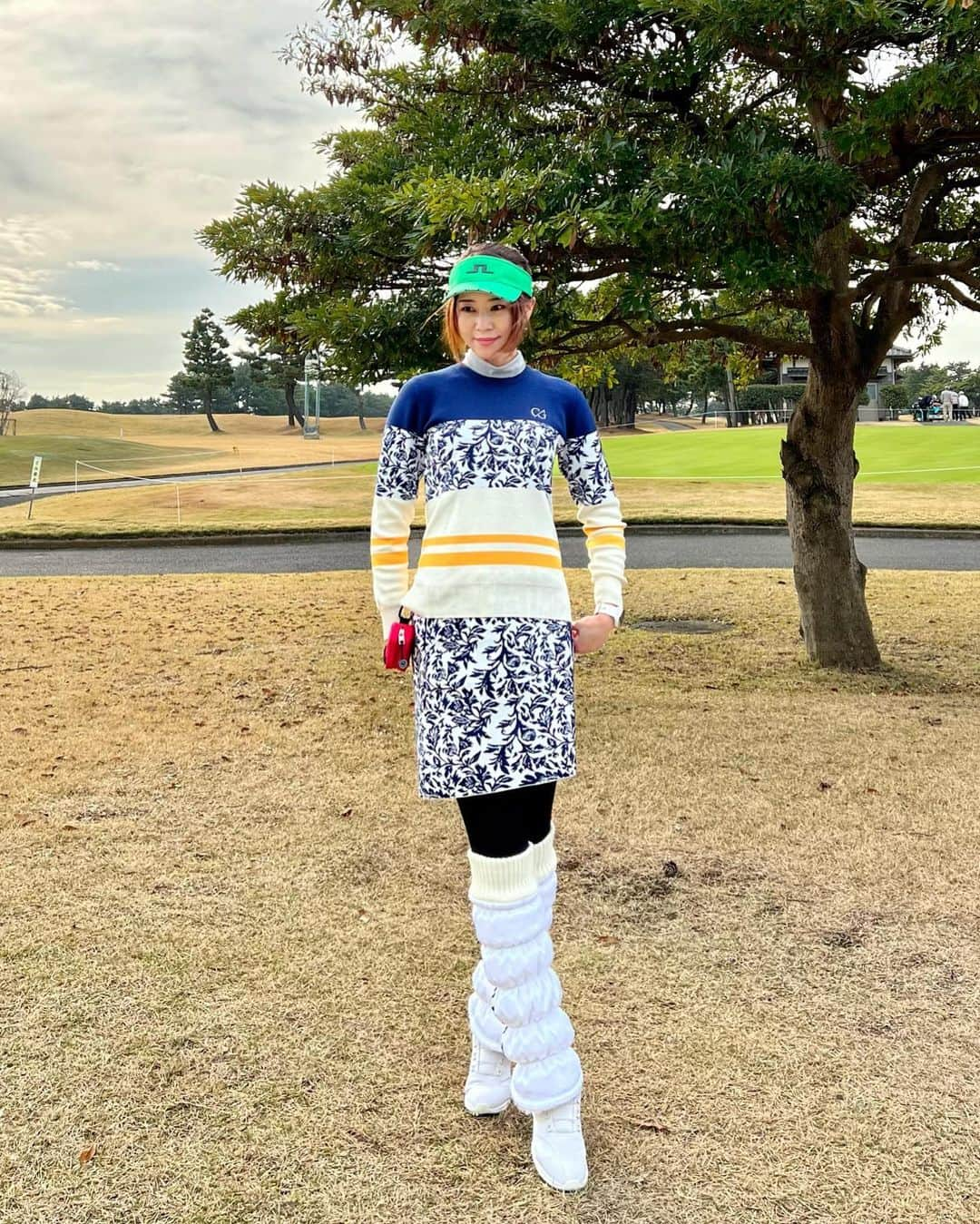 佐野真彩さんのインスタグラム写真 - (佐野真彩Instagram)「冬ゴルフ🎄⛳️ すっかり寒くなりましたね。 @callawayapparel_japan のゴルフウェアは 寒い日でもぬくぬく🥰  スターストレッチのブルゾン、切り替えのところの光沢の感じやダブルジップなど、高級感があってとっても使える👍⛄️ すっごく人気なのが頷けます。 ストレッチ性も高くてスイングも邪魔しません✨  防寒バッチリなのに着膨れ感を感じさせないなんて、 流石キャロウェイ🧸💚  今年はこれが最後のラウンドかな。 来年こそはパター上手になりたいです💭🏌️‍♀️  #キャロウェイ女子 #ゴルフウェア　#スターストレッチ　#これ1枚でいいじゃん #ゴルフコーデ　#若洲ゴルフリンクス #ゴルフ納め　#ゴルフ女子　#みどりのキャロウェイ　#golf #golfwear #callaway #佐野ゴルフコーデ」12月16日 20時24分 - sano.maya