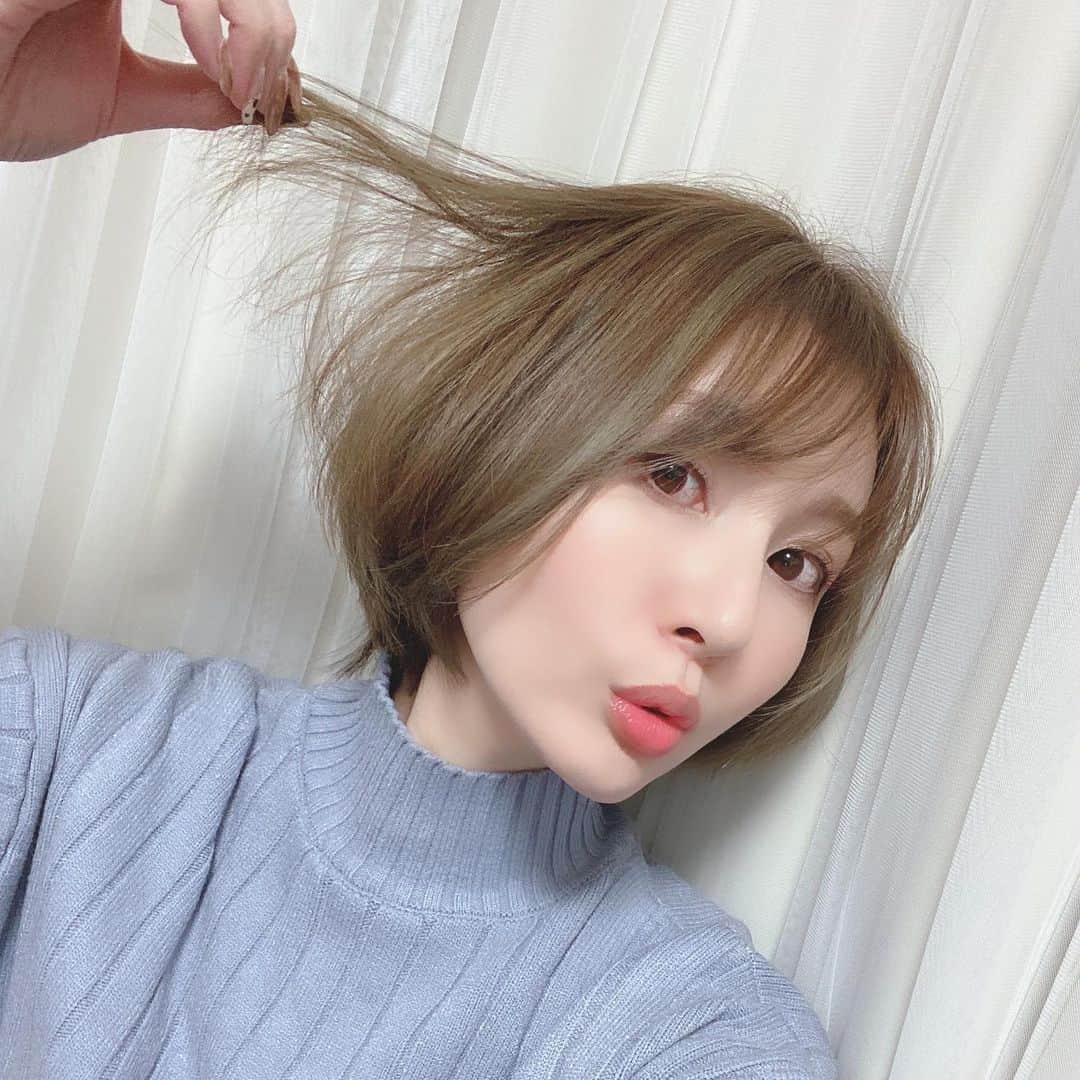 辰巳ゆいさんのインスタグラム写真 - (辰巳ゆいInstagram)「はーい！ ついに♪ 髪をカットしてきました♡  実は、#ヘアドネーション をするために頑張って伸ばしてたんだ😚  31センチ（最低この長さがいる） がっつり切ってきました！  頭が軽い😆😆  自分の髪が誰かの役に立てますように🙏✨  切った髪だけの写真は、ややホラーですが笑  久しぶりにこんな短くしたなぁー☺️ 髪の色が写真だとかなり明るいけど、実際はこんなに明るくないよ🤣  やっぱり髪短いの楽ちん😆」12月16日 20時30分 - yuitatsumi