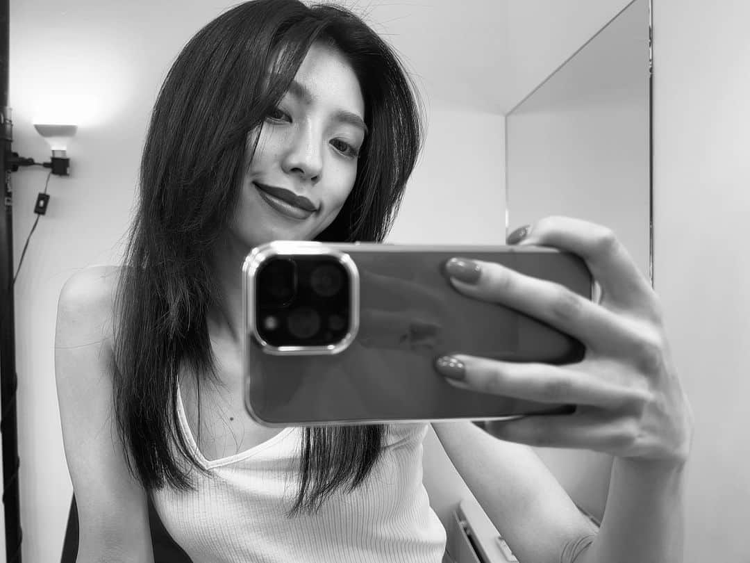 のインスタグラム：「明日で今年も残り2週間 早い… 早い…  でもいろんなことでとってもワクワク  残りわずか 楽しみます🤍  全然関係ないけど 無性に髪の毛を切りたい欲が凄いわたしでした」