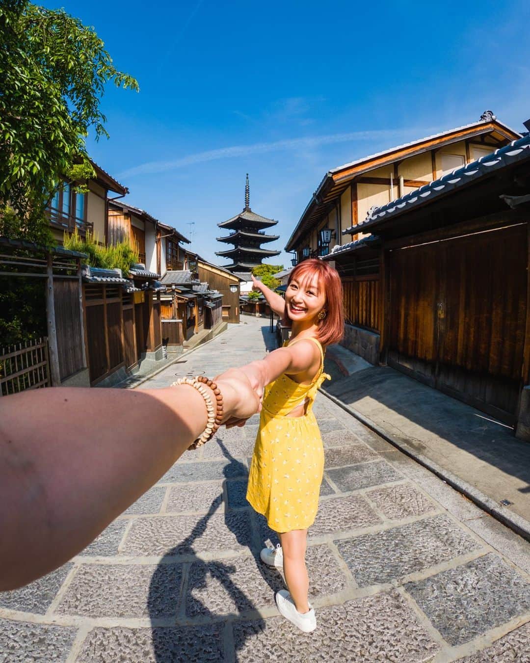 近藤あやさんのインスタグラム写真 - (近藤あやInstagram)「⠀ GoProの新しい投稿見てくれた？😎❤️  グローバルの広告に、京都での撮影の映像が 選ばれました😭❤️嬉しいいい！ (一瞬すぎて、場所わからないと思うけど京都なんです！！！結構前に撮影したやつですが😂😂笑)  わたしのGoProの使い方は、圧倒的に 旅のvlogとして使ってることがほとんど…！！✍️  (YouTubeの旅動画は、 GoProだけで撮影してる映像です！)  HERO10は、手振れ機能や高画質はもちろん、 前スクリーンで画角が見えるから めっちゃ便利なのよ💯✨  そこに、カメラメディアモジュラーをつけると めっちゃ音も良くなります‼️ (風の音とかはいらずクリアになる!)  かっこいいアクション系の人が使ってるイメージが まだまだあるGoProですが、 全然日常使いできること広めたい‼️笑  今の時期公式HPだとお得なので、 クリスマスプレゼントにも おすすめです！💕💕🎅✨  これからもGoPrd片手にたくさん 旅したいと思います🥰🥰  #gopro #GoProjp #goproのある生活 #GoProHERO10 #goprovlog #goprotravel #ゴープロ #japan #kyoto」12月16日 20時54分 - doraemontoaya
