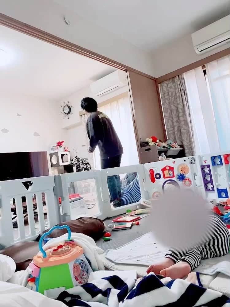のインスタグラム：「夫、独特な休日の過ごし方。 #エアギター #元軽音部 #ホームステイの過ごし方」