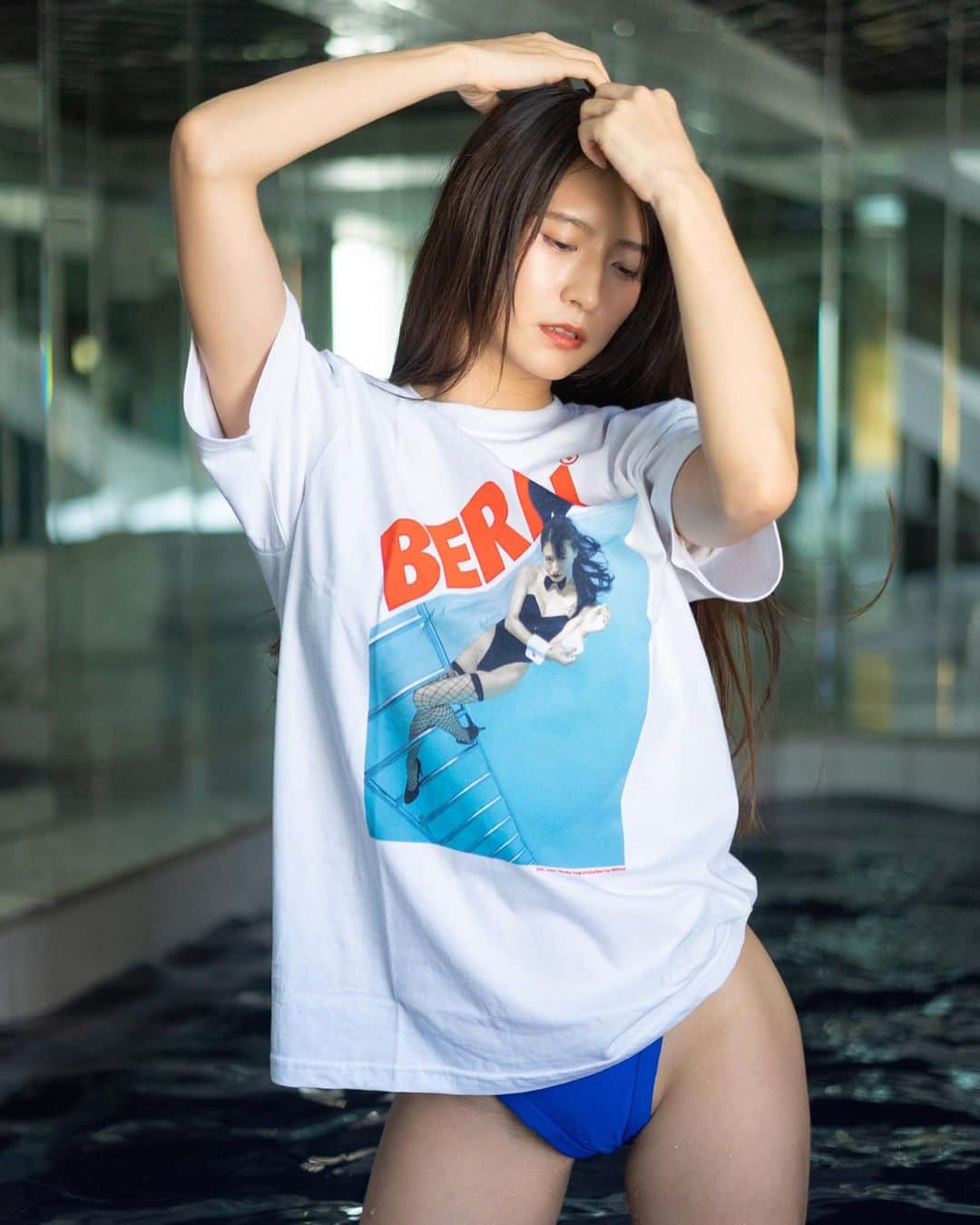 のインスタグラム：「【コラボTシャツ販売開始❗️】  大変お待たせ致しました！ いよいよ販売開始です！！  インドネシア🇮🇩のアパレルBERAK @berak_ とコラボレーションしたTシャツが数量限定で日本上陸しました✨  インドネシアではすでに店頭にて好評販売中🥰  使用されているイメージは古賀さん @manabukoga_underwater 企画・撮影の水中ニーソバニーちゃん🐰💗  BERAK × manabu koga × Aimi   三者コラボレーションです🙌🏻💗  ご購入はこちらから👇🏻 https://aimist13.blog/berakxaimixmanabu-koga/  投稿写真撮影📸 @y_tanaka___   #オリジナルグッズ #Tシャツ #オリジナルTシャツ #コラボレーション #バニー #バニーちゃん #水中ニーソ #berak #🇮🇩」