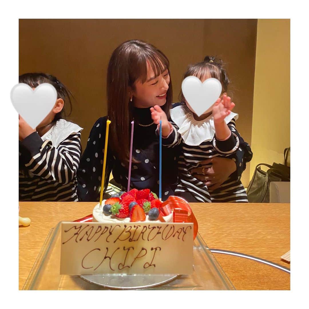 近藤千尋のインスタグラム：「沢山のお祝いコメント、 本当にありがとうございました🥺💕  Twitterもインスタも出来る限り いいね❤️返させていただいてます🙇‍♀️  周りに恵まれ過ぎていて、、、 優しさとあたたかさに包まれまくりの お誕生日でした😭🎂  わざわざプレゼントやお花を 事務所に送ってくださった お仕事関係者の方々も本当にありがとうございます🙇‍♀️✨✨  明日はラヴィット生放送、 みってっねー❣️📺」