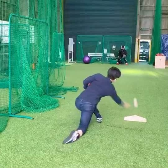 福田太郎のインスタグラム：「野球をはじめた日👦🏻⚾️ ⠀ ちょうど20年前の12月15日。 小5（当時10歳）で少年野球チームに入りました！ ⠀ 練習初日、なぜかみんなジャージ姿。 上下ユニホームで、やる気満々なのは僕だけ。 ボールすら握れず、ひたすらランニング。 小1の子にも負けて、まさかのビリ🤗 ⠀ 野球の練習つまんな！と思ったら、 実は、冬練期間ど真ん中だったんです☃️ そりゃそうだ、12月ですもの。笑 ⠀ なんやかんやで小中高大と、野球を続け、 辛いことの方が多かったはず…なのに。 振り返ると、とても良い思い出だった！ …ように思えてしまうから、不思議です🤔 ⠀ 大人になった今。 野球のおかげで、沢山の人と出会い、 豊かな毎日を過ごせていると感じます。 ⠀ きっとこの瞬間も、#青春 なのかも。 ぜひ、皆さんのかけがえのない『今』を #イチモニ劇場 #青春パシャリ に、お寄せください！ ⠀ #秋元康 さんが作る楽曲に乗せて、 #イチモニ！でご紹介させて頂きます📺 ⠀ #ありがとう #野球 #thankyoubaseball  @my.s_glove @harty.freedom キャッチボール、野球楽しい〜🙆‍♂️🙆‍♂️ #アンダースロー #submarine #福田太郎 #tarofukuda #渡辺俊介 さん @wata_submarine の映像で学んだ高校時代」