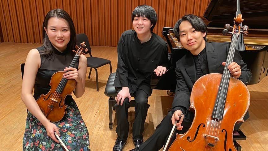 藤田真央さんのインスタグラム写真 - (藤田真央Instagram)「Had a wonderful opportunity to share the great Ravel and Tchaikovsky piano trios with amazing @ayana_violin and @haruma_sato_vc   #tchaikovsky #ravel #piano #trio」12月17日 8時29分 - maofujita_piano