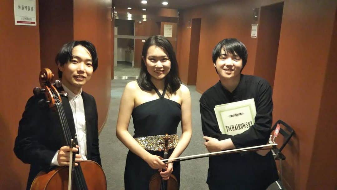 藤田真央のインスタグラム：「Had a wonderful opportunity to share the great Ravel and Tchaikovsky piano trios with amazing @ayana_violin and @haruma_sato_vc   #tchaikovsky #ravel #piano #trio」