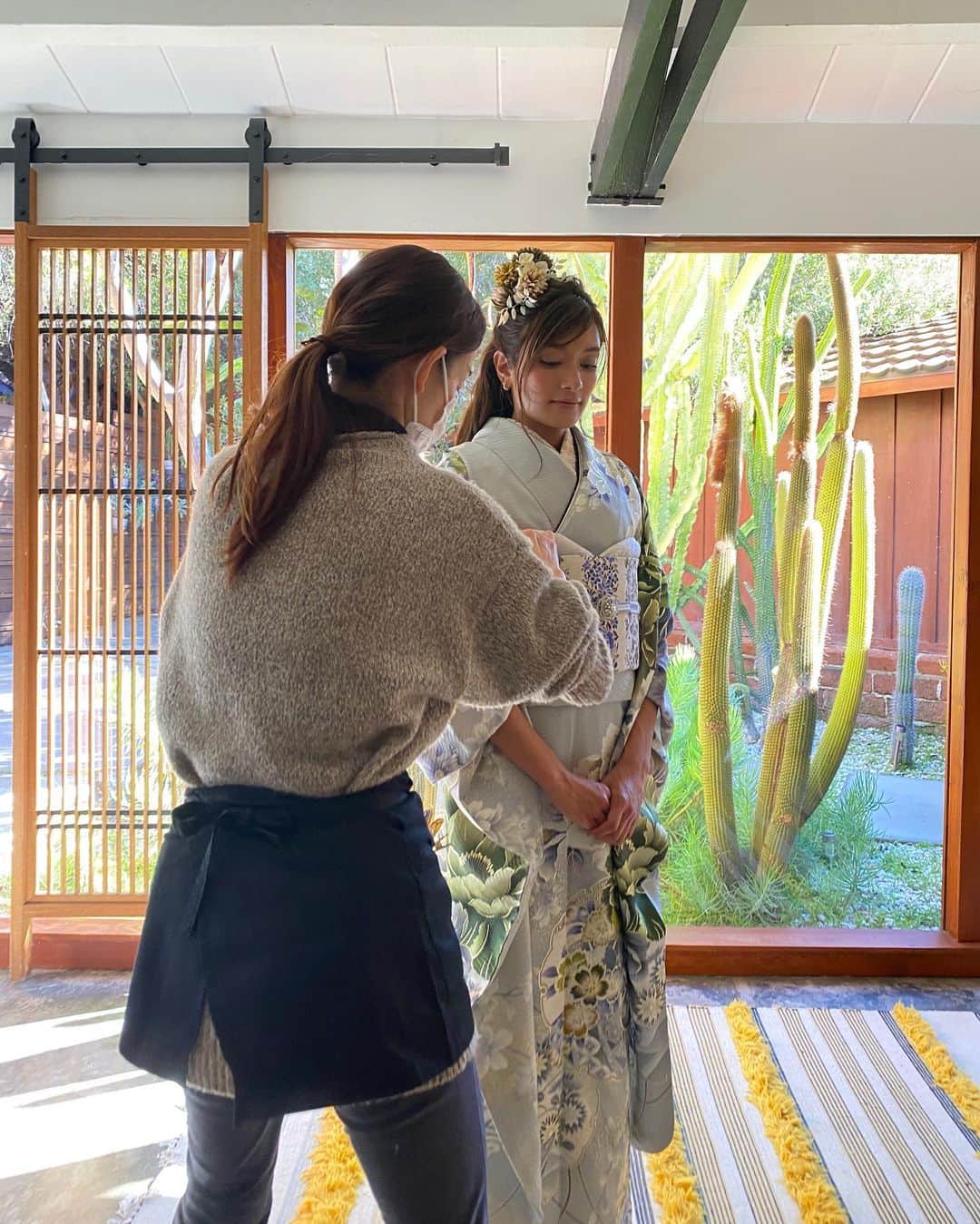 ローラさんのインスタグラム写真 - (ローラInstagram)「Japanese kimono culture is gradually disappearing right now...This is the company called “URAI.” I’ve been working with them for 9 years. I hope it will last forever and continue to be connected to future generations in Japan 🇯🇵🙏🌱  昨日は日本の美しい伝統的衣服、着物の撮影をしたよ。  氣付いたらもう、9年もご一緒させて頂いている京都の着物屋ウライさん。  年々と成人式でも着る機会が減ってしまっている着物。 1980年と比べると約80%も着物市場が減少しているみたい。  日本に帰ると時々海外からのお友達と一緒にレンタル着物屋さんに訪れて町をまわったり神社に訪れたりするんだけどね、すごく楽しい☺️⛩  この美しい伝統が次の世代までもいつまでも引き継がれますように🙌♥️」12月17日 7時15分 - rolaofficial