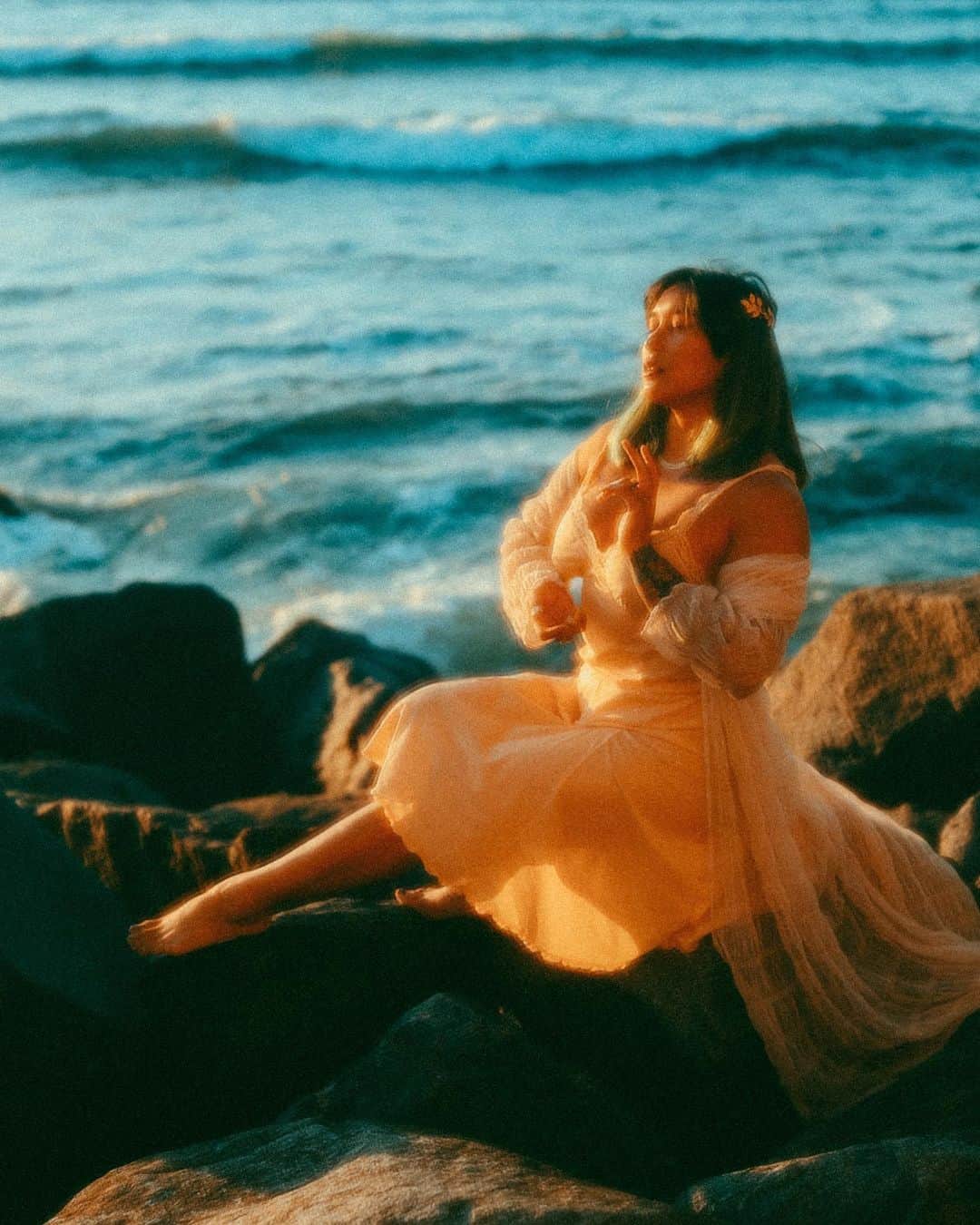 のインスタグラム：「Embodying my inner divinity and finding balance amid the chaos. Shot by @alexandrakacha」