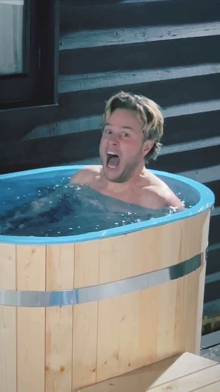 オリー・マーズのインスタグラム：「nothing like a ice cold dip before bed time 🤣🥶」