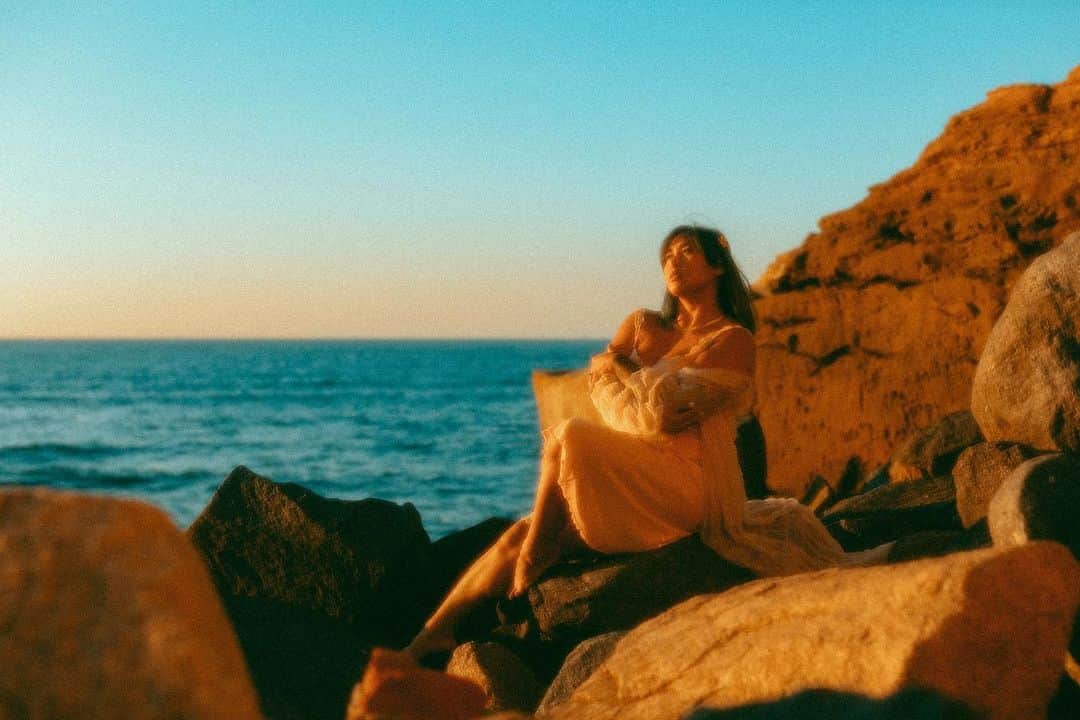 のインスタグラム：「These are reminders to myself to bask in the glow and sit with my shadows.  📸 by @alexandrakacha」