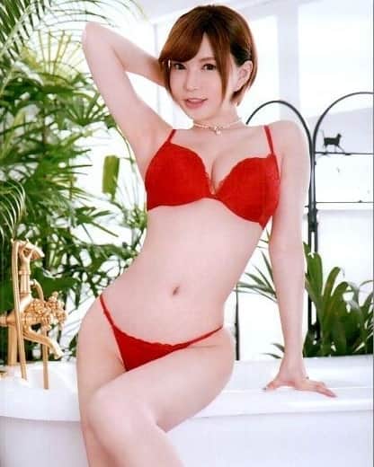 にょにょ（グラドルやAV女優を応援する垢）のインスタグラム：「#里美ゆりあ ちゃん  12月17日のお誕生日おめでとう(・ω・)ノ🌴🎇🎆🎉🎂🎁🎉🎈 . . . #YuriaSatomi」