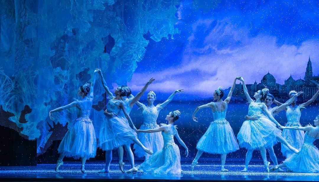 マリーナ・スコーシアーティのインスタグラム：「GUYS! The @joffreyballet Nutcracker is here! Let's go!!! Let's make it our holiday tradition! What do you say? Link to tickets in my bio. 🩰 💜   When I was 8 years old I played the 4th soldier in this ballet. I get killed right away in the battle by a mouse. I was so upset because all the other ballerina soldiers got more time on stage to dance. Meanwhile, I was being carried off by 🐁. LOOK AT ME NOW, MOUSE KING! LOOK AT THE FOURTH SOILDER NOW!! YOUR GIRL'S ON THE TV.  #hahahahha #evillaugh #vengenceismind #also #goseelivetheatre #ballet #jofferyballetschool #jofferyballet #SOPUMPED @lyricopera」