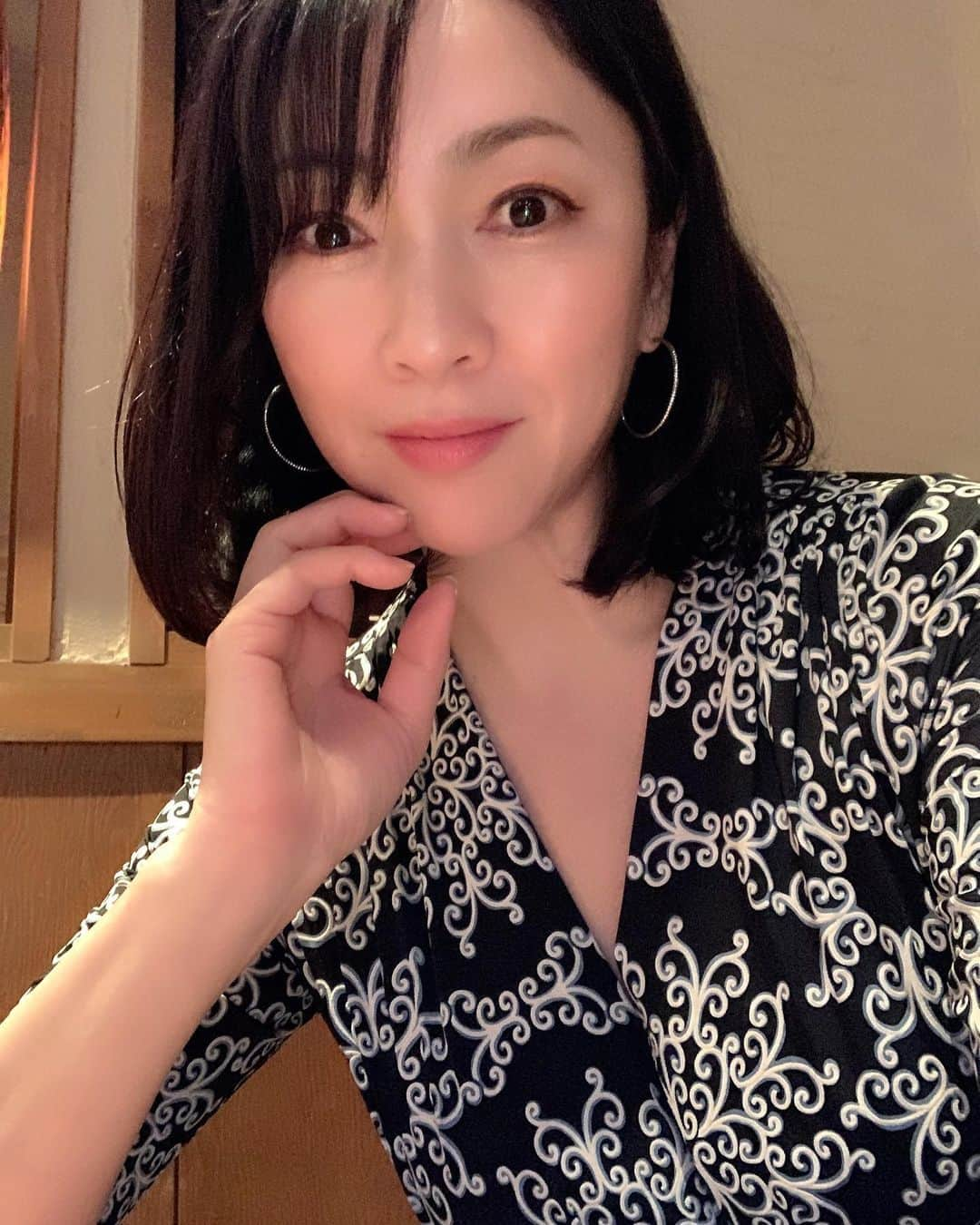 田中悦子さんのインスタグラム写真 - (田中悦子Instagram)「おはようございます❣️ 金曜日の朝は雨模様☂️☔️  でもそんな寒くないね☺️  今日はね、 沢山リンゴをいただいたので リンゴのお菓子作ろうと思います☺️  仕事前にちゃっちゃとやっちゃおう😉 作ったらストーリーに載せるね🥰👍  🍎🍎🍎🍎🍎🍎🍎🍎🍎  #おはようございます #昨日pic #お料理大好きママ #アラフィフ女子 #アラフィフさん #アラフィフ女子と繋がりたい」12月17日 8時03分 - etsuko.reborn25