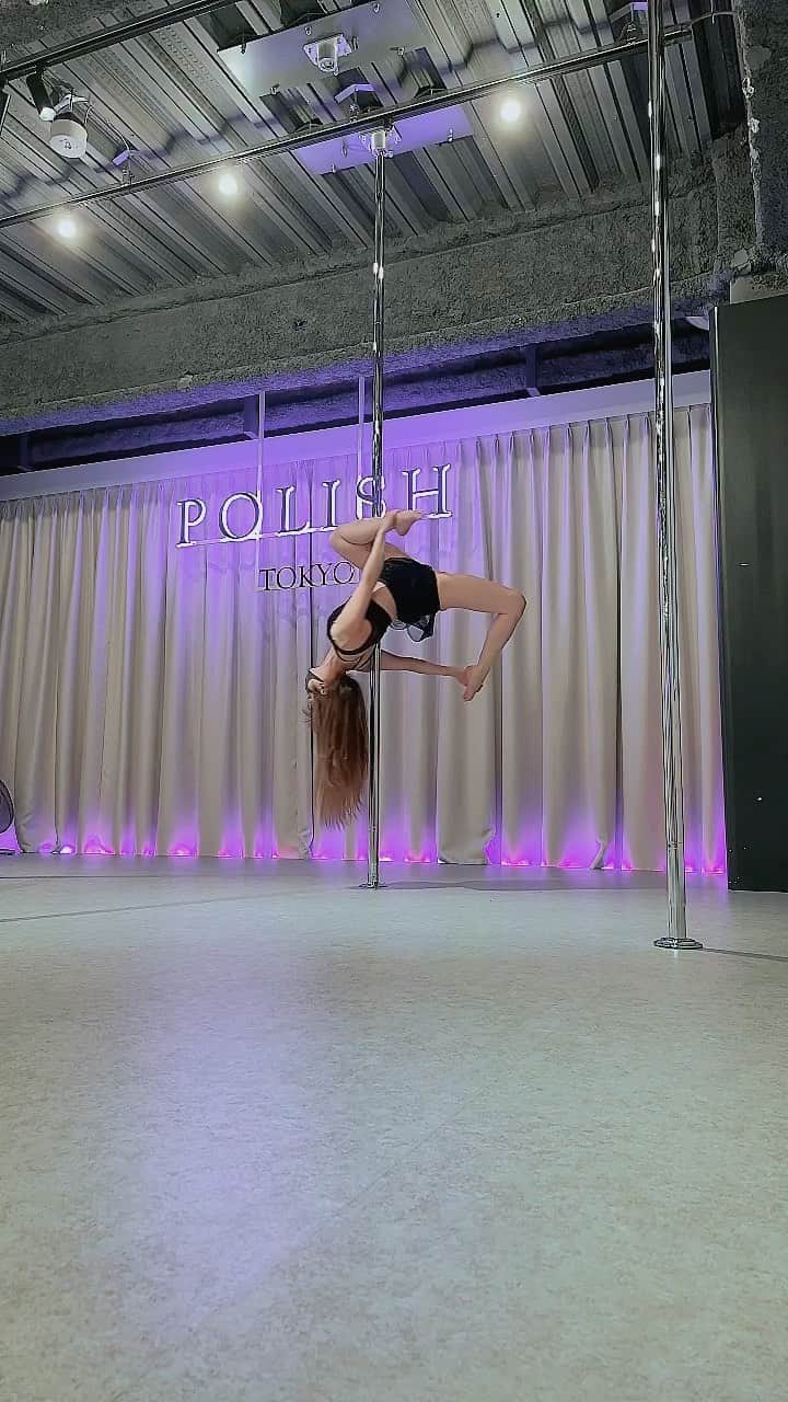 のインスタグラム：「. 先日のスピニングポール1のルーティン🧚‍♀️💫 途中すべり落ちている😂💦 ・ ・ ・ #poledance #poledancer #polish」