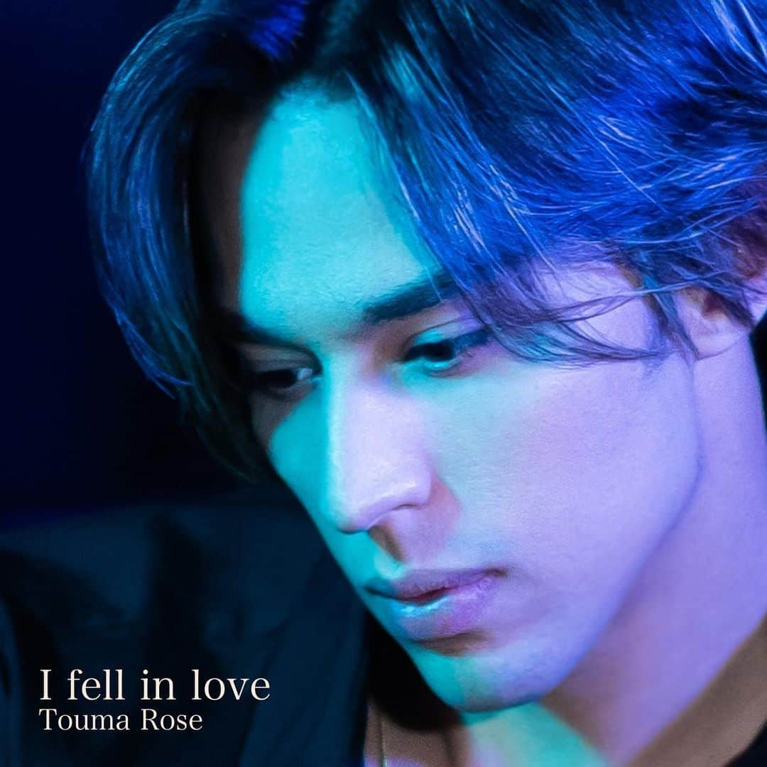 當間ローズのインスタグラム：「🌹皆さん報告があります🌹  本日12月16日に遂に「I fell in love」を配信する事になりました！  やっと皆さんに、あの時の曲 「 I fell in love 」 を届けられて凄く嬉しいです。 皆さんから何度も配信して ほしいと言われてましたが、僕の中ではこの曲を完成させるにはまだ早い気がしていて、その熟成を促すのに 結果1年半という年月がかかりました。 思い入れのある曲だったからこそ、聴くすべての皆さん の気持ちとあの時の魔法が解けないように、でもそこからの新しい「現実」と「今」を描くという自分に課した難題をクリアするの に必要な時間だった気はしています。  大切な人に大切な気持ちを言葉で伝えるのは本当に難しいし、恥ずかしいし、もどかしいし、怖いし、でもだ からこそ、言葉にして相手に気持ちを伝える行為は美しいのだと思う。 その美しい心の声を、脆く一番柔らかい部分を前にむき出しで差し出した時、人は本当の意味で愛に触れら れるものだと信じてます。この曲で、愛せる力と勇気を身につけて大切な気持ちが伝えやすい世界に少しで もなったら嬉しいです。  是非ダウンロードして聴いて頂けたら嬉しいです！↓↓↓↓↓↓↓↓↓↓↓↓↓↓↓↓↓↓↓↓↓↓  https://music.apple.com/jp/album/i-fell-in-love-single/1600231159  自信を持って素晴らしい曲になったと言えます！ ちなみに今回はAZATOI〜RUMBAという曲も世界同時配信で、  なんと、I fell in love と、両曲とも、大黒摩季さんが、総合プロデュースをしてくれました🙏 本当に素晴らしいプロデュースをありがとうございます🌹  My new song "I fell in love" is nw available on Apple Music and ITunes and other music medias!!!!!🌹  I promise you gonna love it🙏  #當間ローズ  #バチェロレッテ　 #バチェラー #ラテンの貴公子 #ジム　#筋肉  #toumarose   #ラテン  #ハーフ  #モデル  #singer #Artist #Model #Tokyo  #Brazilian #brasil  #italian #fashion #fitness #muscle #body #sexy」