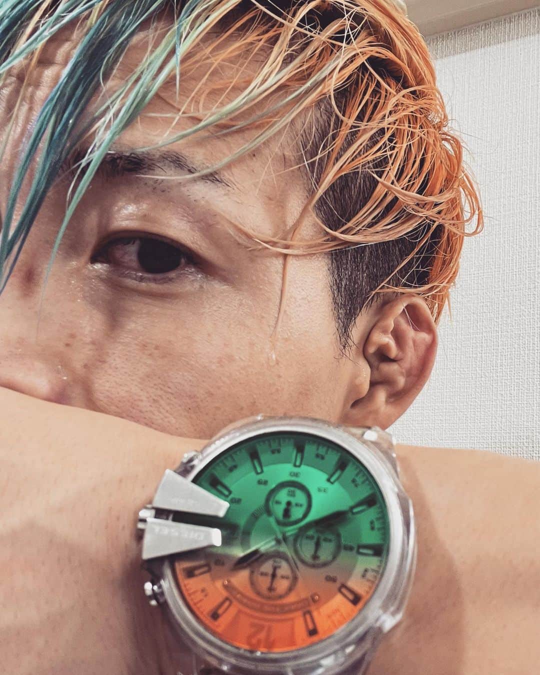 のインスタグラム：「頭と時計 #頭皮」