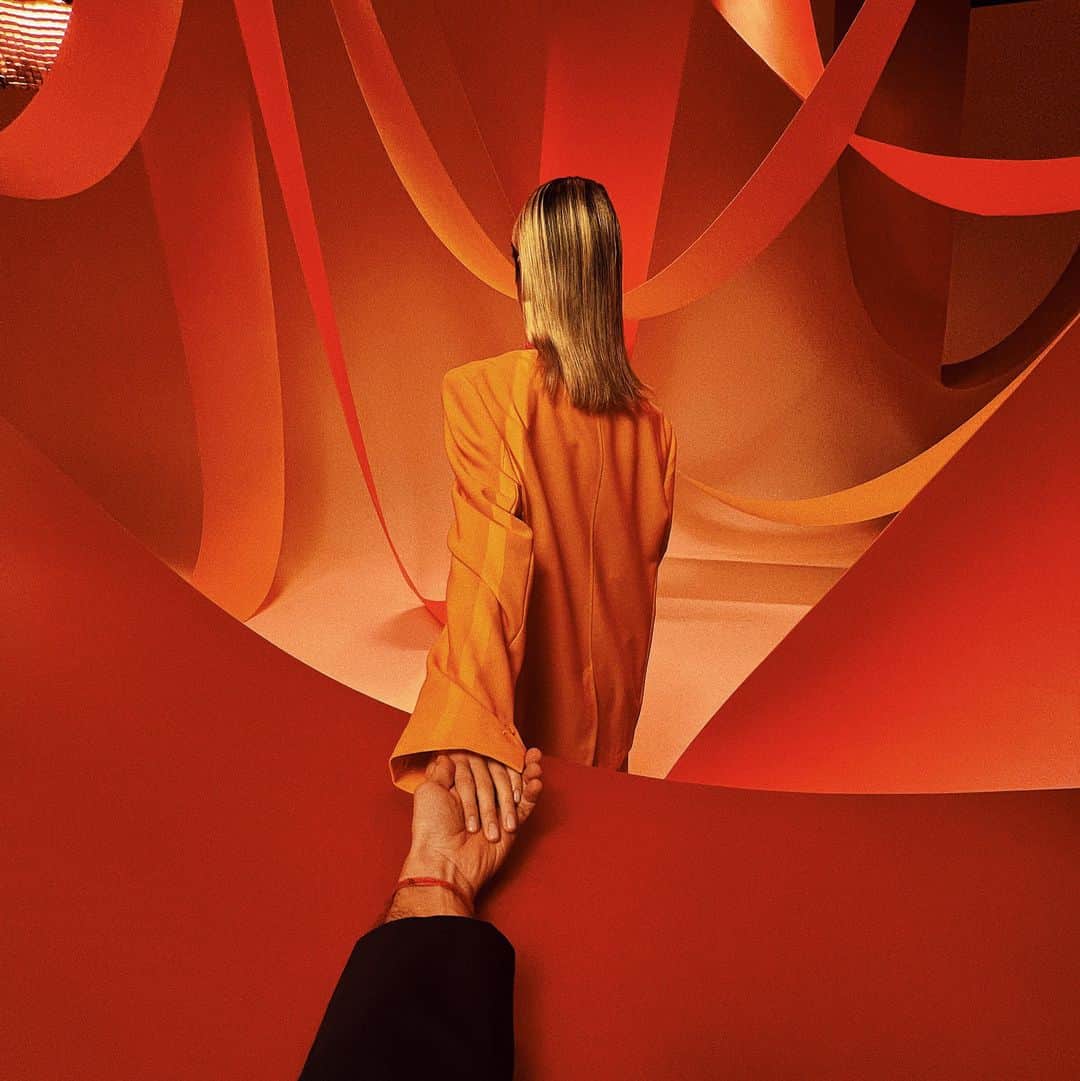 Murad Osmannのインスタグラム：「#FollowMeTo the scent of a woman. I’d recognize her among the thousands. Loved the colors of a new fragrance by @mastercard : passion & optimism are #priceless #ad」