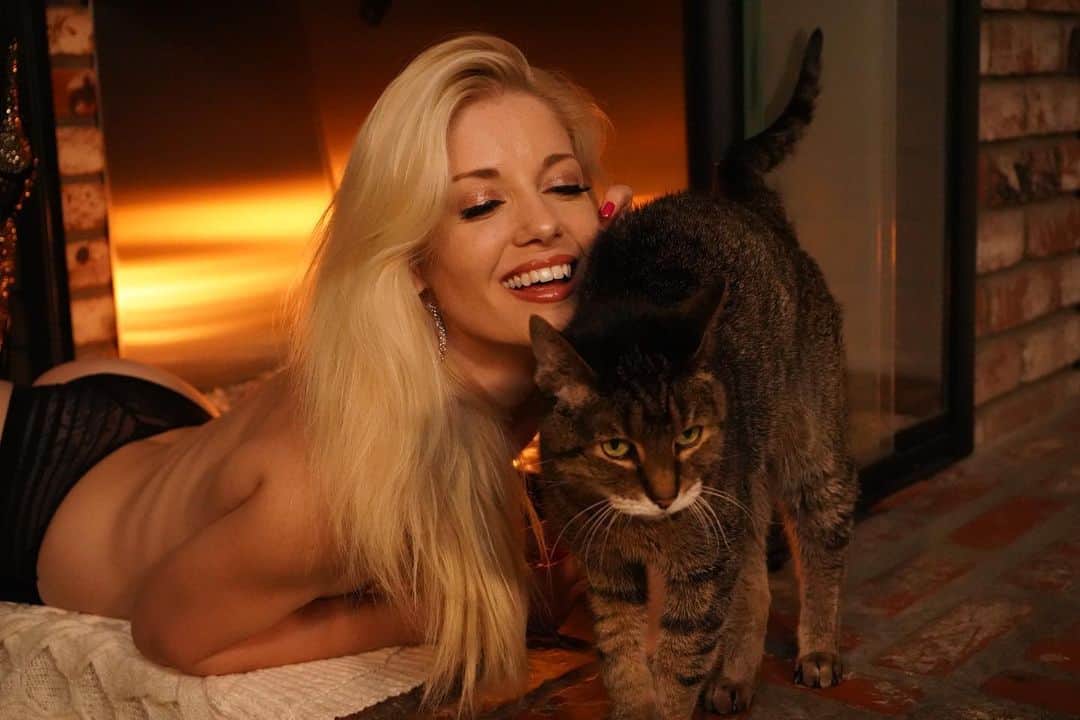 Charlotte Stokelyさんのインスタグラム写真 - (Charlotte StokelyInstagram)「Which is hotter? My smile, the fire, or my burnin’ loins? Swipe to see my 🐈!!   #fire #fireplace #kitty #smile #charlottestokely #winter #sweaterweather #thighhighboots   Photo by @traviimusic」12月17日 3時23分 - charlottestokely