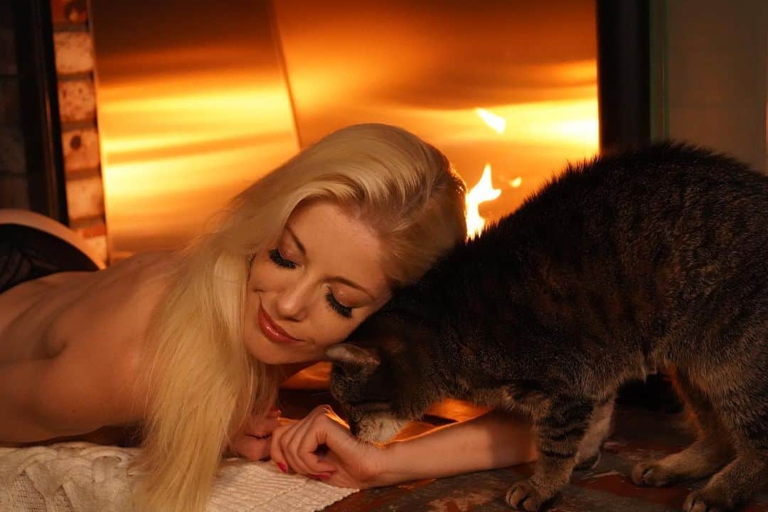 Charlotte Stokelyさんのインスタグラム写真 - (Charlotte StokelyInstagram)「Which is hotter? My smile, the fire, or my burnin’ loins? Swipe to see my 🐈!!   #fire #fireplace #kitty #smile #charlottestokely #winter #sweaterweather #thighhighboots   Photo by @traviimusic」12月17日 3時23分 - charlottestokely