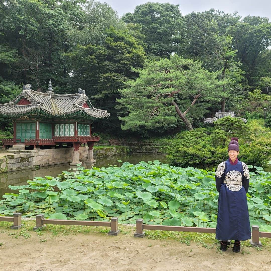 パク・ウンビンさんのインスタグラム写真 - (パク・ウンビンInstagram)「'이휘'로서 1년의 시간을 보냈습니다...💘 휘의 곁을 지켜준 배우분들, 정말 정말 많이 고생하신 우리 연모팀 스태프분들, 연모를 함께해주신 모든 분들께 진심으로 감사한 시간이었습니다. 덕분에 현장에서 즐거울 수 있었고, 행복했습니다🥲💙   촬영을 마치고 끝이라는 것이 잘 실감 나질 않아서 어떤 말로 인사를 드려야할까 생각이 많았어요. 내내 담이와 휘, 지운, 연선, 그리고 모든 것을 애틋해했더니 애틋함만 가득 남아 안녕을 말하기가 어려웠나봐요. 아무래도 저 역시, #연모 를 만나고 이 작품을 단 한 순간도 연모하지 않았던 적이 없었나 봅니다.  휘로서 보낸 시간들을 또 제 안에 잘 담아두고 오래 간직할게요...💜   많은 성원 보내주신 전 세계 연모 시청자분들께 깊이 감사드립니다.  2021년, 연모를 연모해주셔서 고맙습니다. 연모의 세상 속에서, 여러분의 마음 속에선 지금이 끝이 아닌 영원이길 바랍니다...❤ 연모했고, 연모합니다 여러분💖   #20211011_20211214 #이휘_안녕 💘 #연모해주셔서고마워열🙇‍♀️」12月17日 3時53分 - eunbining0904