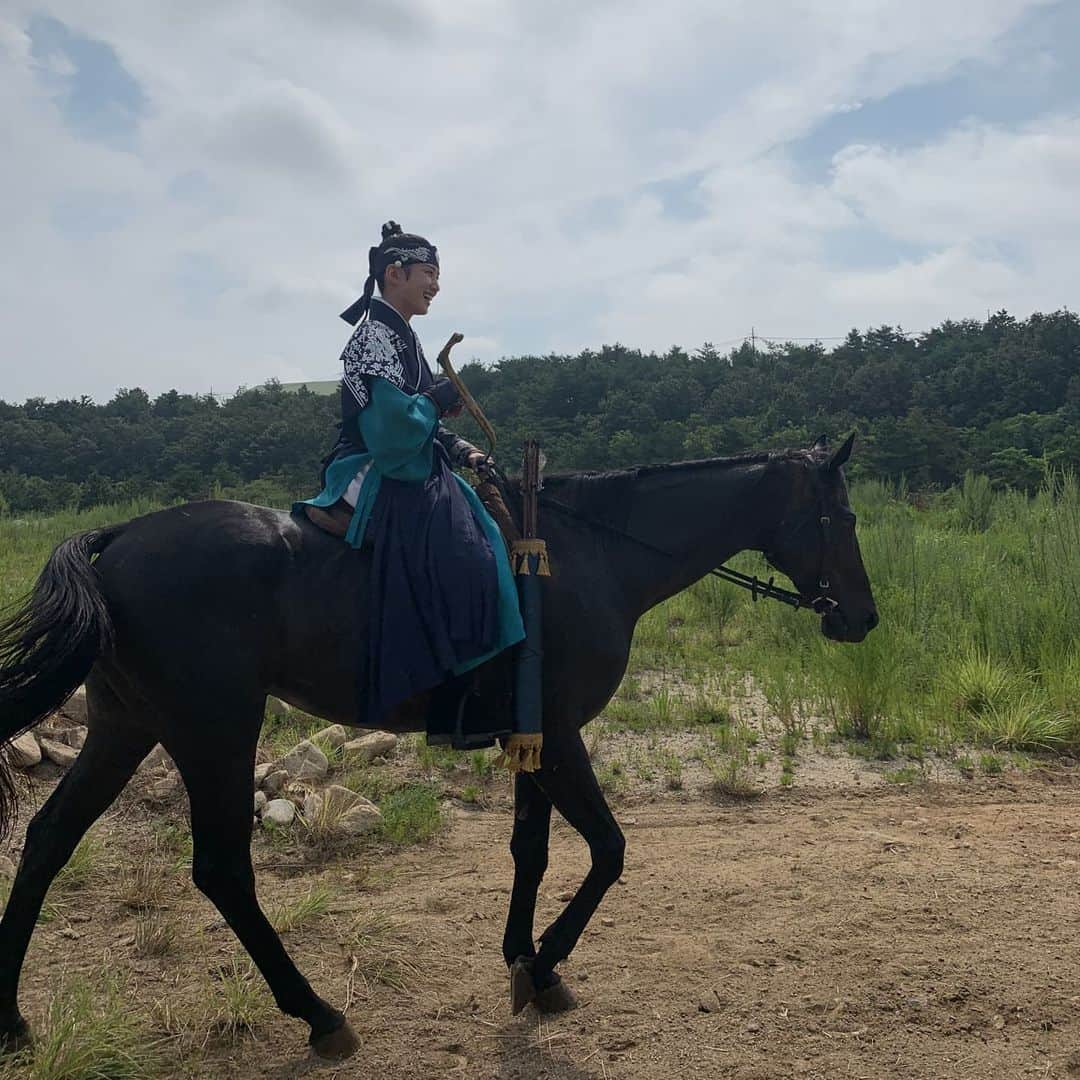 パク・ウンビンさんのインスタグラム写真 - (パク・ウンビンInstagram)「'이휘'로서 1년의 시간을 보냈습니다...💘 휘의 곁을 지켜준 배우분들, 정말 정말 많이 고생하신 우리 연모팀 스태프분들, 연모를 함께해주신 모든 분들께 진심으로 감사한 시간이었습니다. 덕분에 현장에서 즐거울 수 있었고, 행복했습니다🥲💙   촬영을 마치고 끝이라는 것이 잘 실감 나질 않아서 어떤 말로 인사를 드려야할까 생각이 많았어요. 내내 담이와 휘, 지운, 연선, 그리고 모든 것을 애틋해했더니 애틋함만 가득 남아 안녕을 말하기가 어려웠나봐요. 아무래도 저 역시, #연모 를 만나고 이 작품을 단 한 순간도 연모하지 않았던 적이 없었나 봅니다.  휘로서 보낸 시간들을 또 제 안에 잘 담아두고 오래 간직할게요...💜   많은 성원 보내주신 전 세계 연모 시청자분들께 깊이 감사드립니다.  2021년, 연모를 연모해주셔서 고맙습니다. 연모의 세상 속에서, 여러분의 마음 속에선 지금이 끝이 아닌 영원이길 바랍니다...❤ 연모했고, 연모합니다 여러분💖   #20211011_20211214 #이휘_안녕 💘 #연모해주셔서고마워열🙇‍♀️」12月17日 3時53分 - eunbining0904