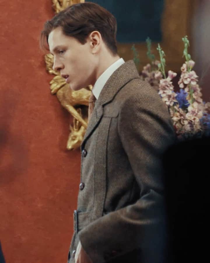 MR PORTERのインスタグラム：「Ms @MicheleClapton – whose style credits also include Game Of Thrones and The Crown – discusses her creative approach for designing a wardrobe for #TheKingsMan. It reflects the protagonists’ characters while incorporating the craft disciplines of Savile Row and British casualwear, alongside the challenge of adapting period costumes for an action-based picture.   Here we discover how she embodies the look and feel of the time in every costume in the upcoming release. And, don't forget to head to your nearest cinema to catch the @kingsmanmovie which releases globally later this month.」