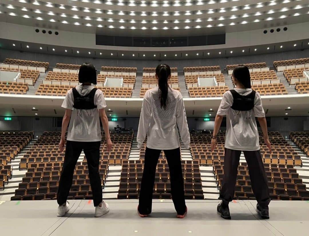 Perfumeさんのインスタグラム写真 - (PerfumeInstagram)「#ReframeTour2021 本日のリハーサルも無事終了！！！ 会場でお待ちしています✊✊✊ #ReframeTour2021 Day2 in Hiroshima! See you at the venue!  #prfm」12月17日 17時44分 - prfm_official