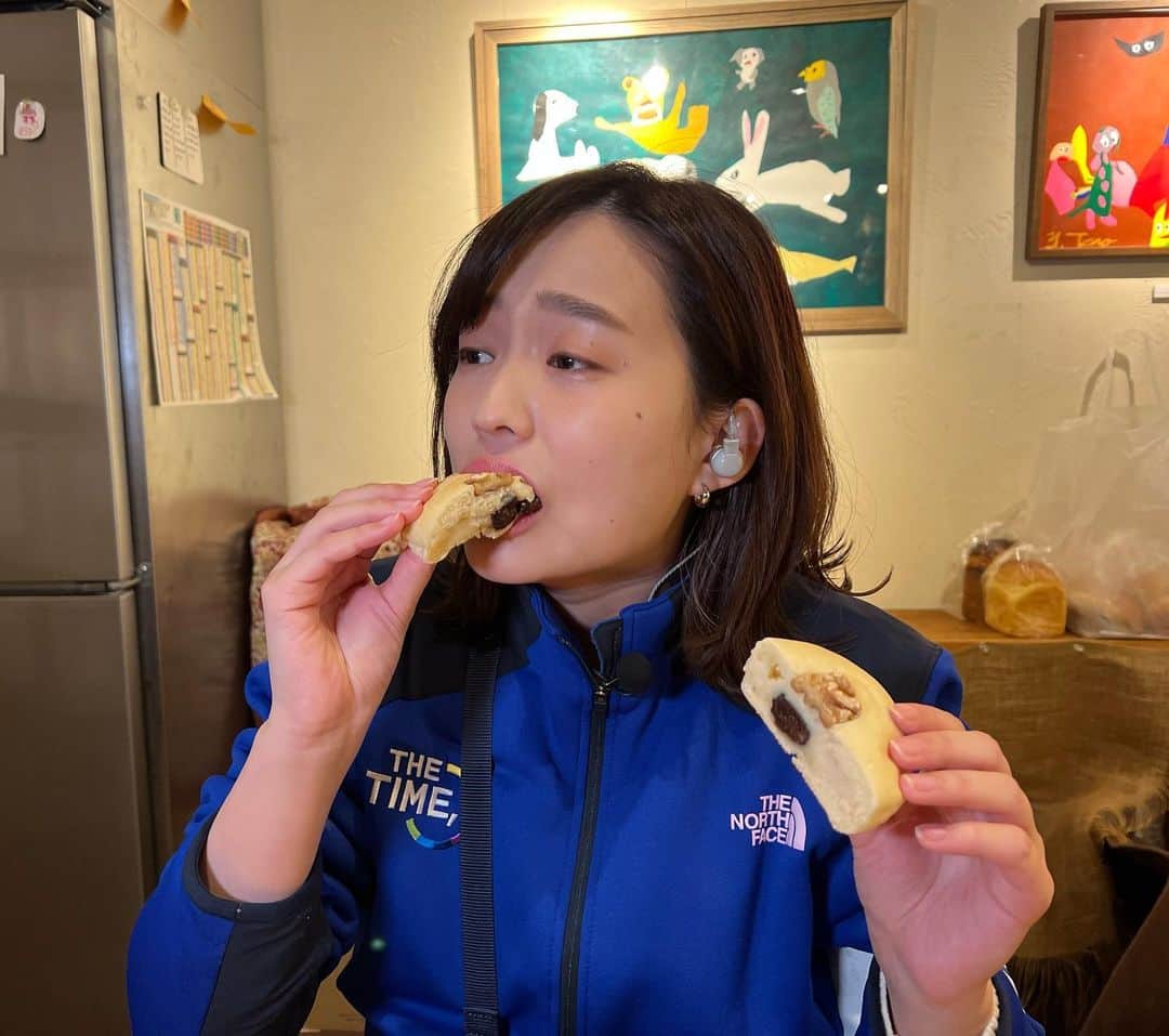 のインスタグラム：「白あんパンは幸せの味🥖🍞🥐  #朝5時の美味time 今朝は東京・渋谷のパン屋さん　パンオスリールさんに！ 朝8時からの営業で、4時ごろから準備作業をされていました🍞 お店の中は素敵な朝の香り🍞 一番人気のパンは、白あんパン！ クリームチーズと白あん、日替わりのドライフルーツが入っていて、美しい断面✨ 今朝はプラムが入っていました！ 白あんのほっとする甘さと、クリームチーズのまろやかな酸味、プラムの甘酸っぱさが白くてもっちりした生地に包まれて...なんとも幸せ...！ 通販もしているそうです🥖  #thetime_tbs  #パン  #白あんパン #パンオスリール  #渋谷 #渋谷グルメ  #朝パン #tbs #tbsアナウンサー  #篠原梨菜」