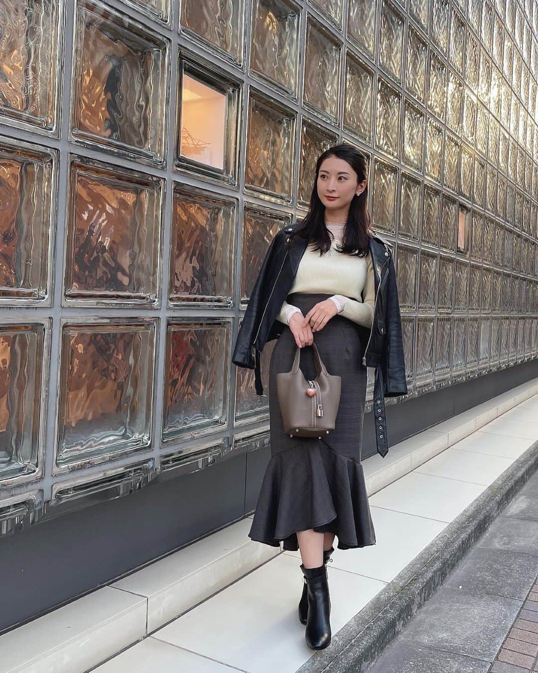 のインスタグラム：「ㅤㅤㅤ ㅤㅤㅤ Coordinate❤︎ ㅤㅤㅤ #tops #amerivintage  #skirt @____naoho  #riders #borny #boots #bag #HERMES ㅤㅤㅤ ちょっと前なんですけど、 もうライダースだけじゃ寒くて無理ですね⛄️ ㅤㅤㅤㅤㅤㅤㅤㅤ #coordinate #繭コーデ #ootd #ピコタンpm #エルメス好きな人と繋がりたい #followme #followmejp #followjp」