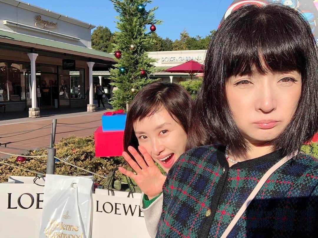 山口もえのインスタグラム：「・  千秋ちゃんのYouTube たまには真面目な話をしよう！がテーマの 千秋の部屋に出演してきました😊 2人きりの車内で 心の赴くままにおしゃべりした動画です♪  恥ずかしいお仕事の話 未来の話 パパさんとの馴れ初め…etc  色々話したので良かったら観てみてください✨  @chiaki77777   #YouTube#千秋 ちゃん #いつも元気な大先輩♡ #千秋の部屋 ＃ポケビ100万人登録者運動」