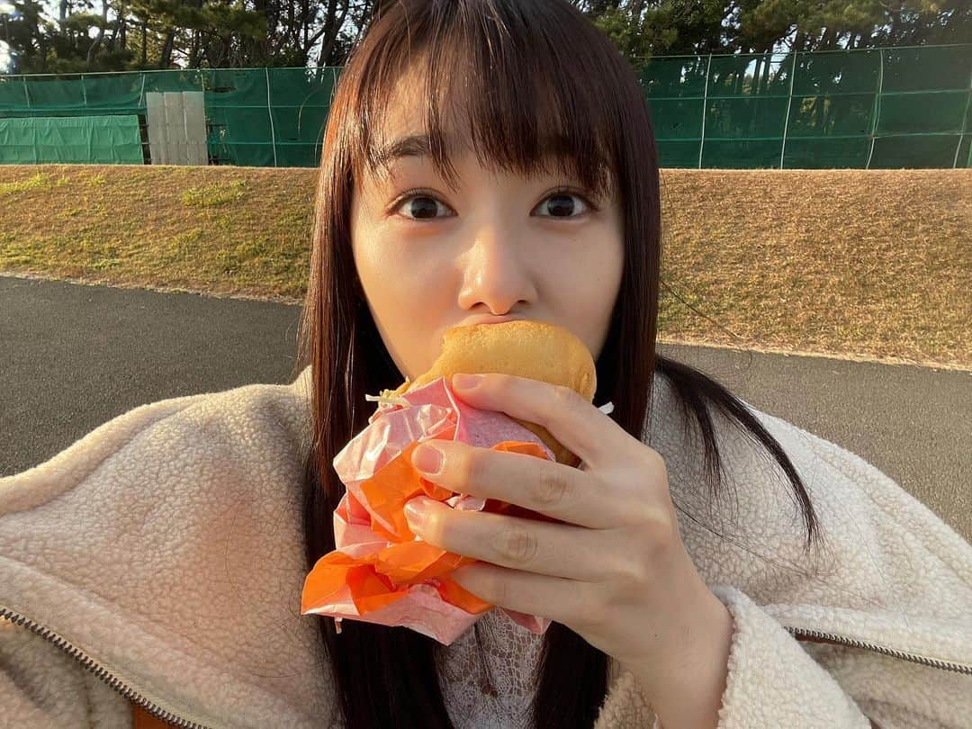 桜井日奈子さんのインスタグラム写真 - (桜井日奈子Instagram)「海×夕焼け×ハンバーガー🍔  バンズにコロッケ挟まってるやつです😎 食べてばっかりのインスタグラムになってますね、、、  BSテレ東「ごほうびごはん」明日でいよいよ最終回です！  みんなで焼肉！部長の奢りで焼肉！ 一番好きな部位は、ハラミです🍖  ぜひご覧ください🙋‍♀️  #ごほうびごはん」12月17日 17時24分 - sakurai.hinako_official