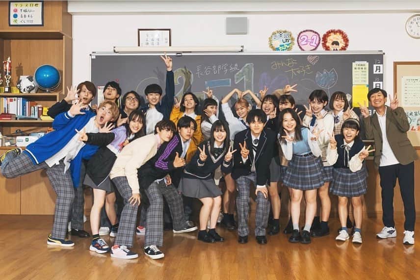加藤夏歌のインスタグラム：「桜彩館2年1組🎓 . 最終回ありがとうございました。 主題歌の歌詞にある "青春はいつだって期間限定" この言葉が身に染みる作品でした . 初めての作品がこのドラマで 携われた事嬉しく思います。 . また皆様にお会いできるよう 頑張ります🔥 . 素敵な青春をありがとうございました🏫❤️❤️❤️ . #この初恋はフィクションです」