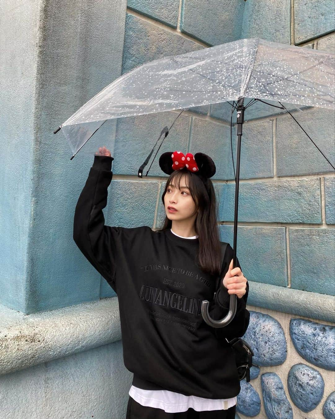 永井理子のインスタグラム：「雨でも楽しいディズニー🐭☔️  風も強くて傘抑えてるけど このあと歩いてたら飛ばされて壊れました🥶  お洋服は @lunangelina_official 🖤  #lunangelina_photo」