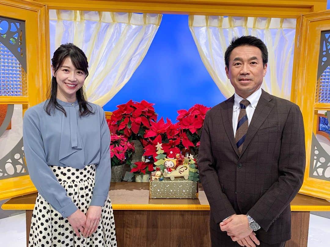 虎谷温子のインスタグラム：「明日あさ5時15分からは、 声〜あなたと読売テレビ〜　です。 シノビーもすっかりクリスマス仕様です🎄(2枚目)」