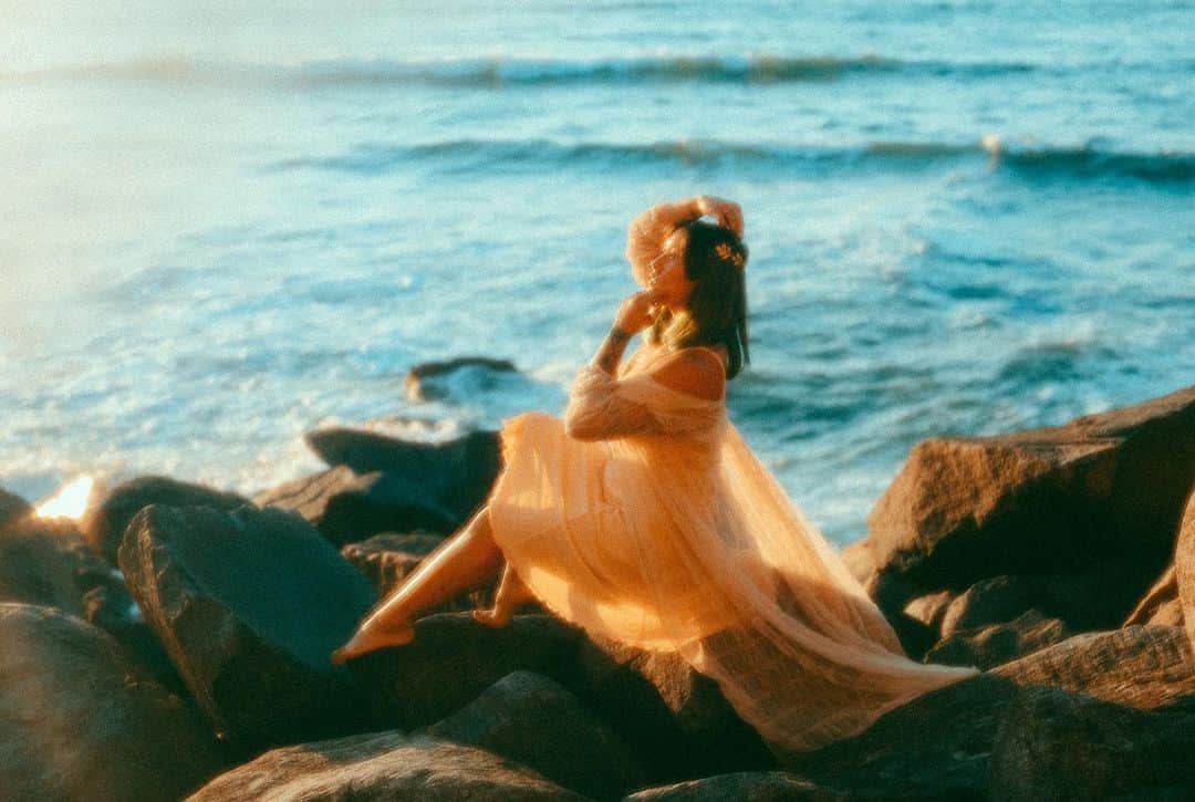 Mia Littleのインスタグラム：「I’ve been fighting off the bite of cold that came with the change of seasons.   I spend my days daydreaming of sun light to gild the skin and water to banish thoughts and break anxieties.  🌊☀️🌊☀️🌊 📸 by @alexandrakacha」