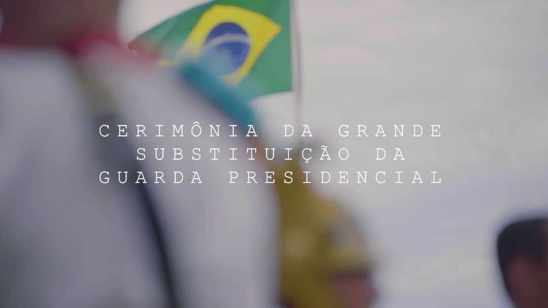 ジルマ・ルセフのインスタグラム：「A cada seis meses é realizada a Cerimônia da Grande Substituição da Guarda Presidencial. Confira no vídeo como foi a solenidade em que os Dragões da Independência assumem a responsabilidade da guarda do Palácio do Planalto pelos próximos meses.  🛡️ Soberania ⚔️ Liberdade 🇧🇷 Independência」