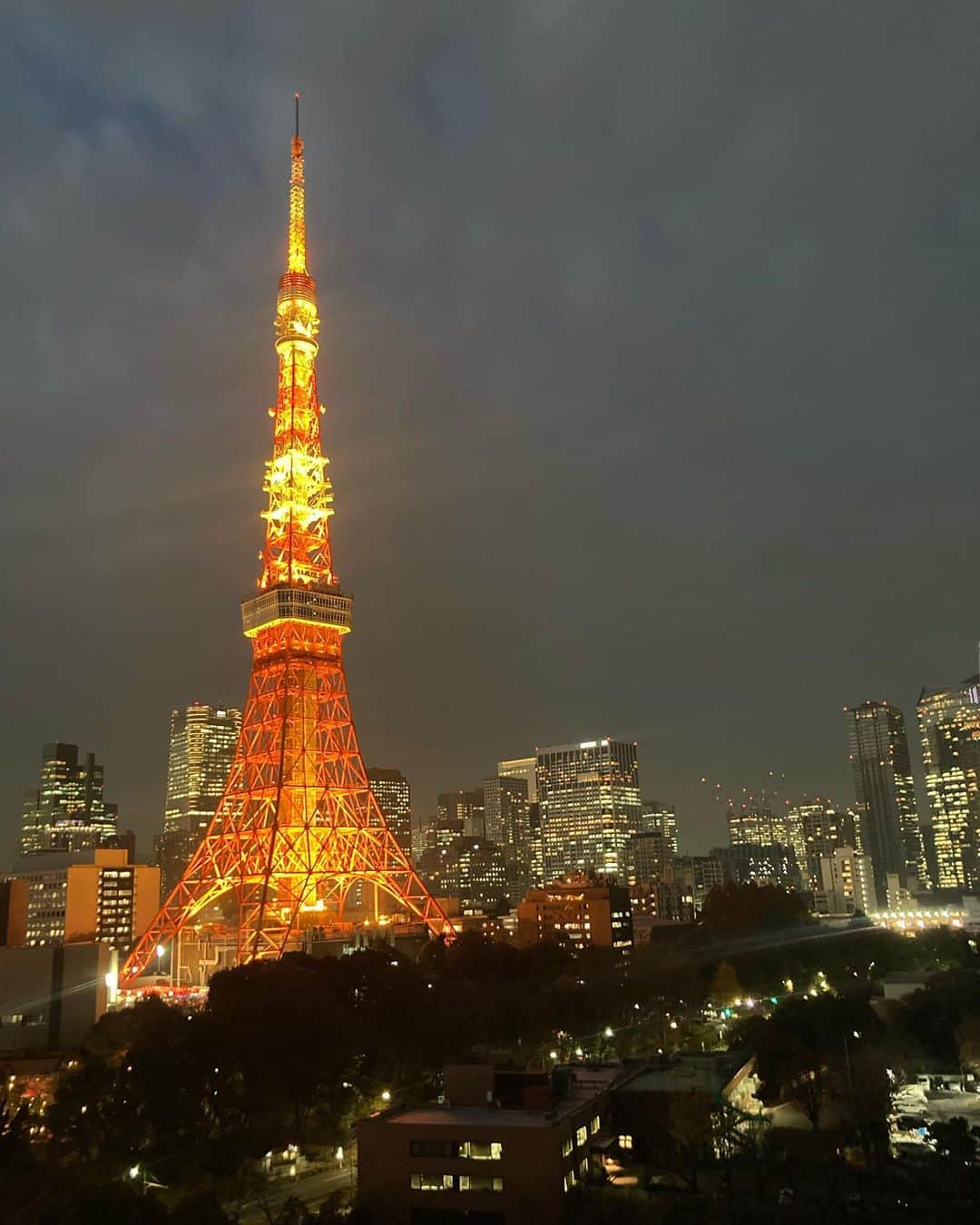 片山友希さんのインスタグラム写真 - (片山友希Instagram)「2021.12.16  報知映画賞の受賞式でした。 私は新人賞を頂きました  ステージに上がったら 映画「ねことじいちゃん」でお世話になった 立川志の輔さんが花束を持って来てくださいました。 茜色に焼かれるで、賞を受賞出来たこと 志の輔さんがわざわざ駆けつけてくださったこと 嬉しくて涙が出ました  ブロンズ像はとても重くて 正面をじーと見つめています。 あぁ、下手なことしたらこのブロンズ像に見透かされる…！！  昨日は授賞式が終わってホッとしたのか、すごくよく寝ました笑  これから もっともっと自分がしたい事ができるように、もっともっと映画に出れるように。驕らずに コツコツ地道にやっていこうと思います。  新人賞を頂けたこと 感謝しています。 大切にします。  Dress  @pacorabanne   Shoes  @jimmychoo   Accessory  @vancleefarpels」12月17日 11時05分 - yuki_katayama1209