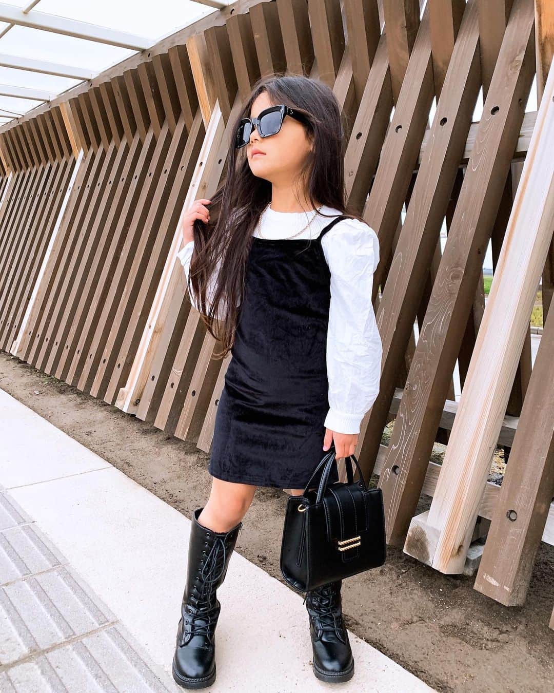 ゆん（並木優奈）さんのインスタグラム写真 - (ゆん（並木優奈）Instagram)「ちったんこーで👧🏻  tops @minoaka_baby  one piece @minoaka_baby  bag @zara  boots @qoo10.official  sunglasses @_pinky_shake_   ベロアワンピースはトップス付きで 身長117cmで130サイズ着てます❤︎  とにかく美女すぎる、、  #code#fashionista#fashionstyle#outfit」12月17日 11時10分 - yunaaaaa.x