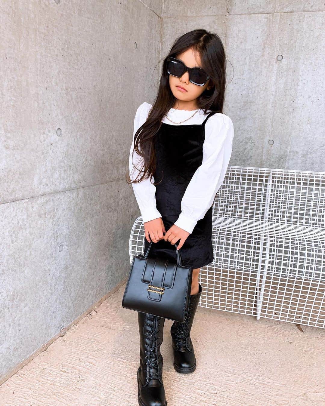 ゆん（並木優奈）さんのインスタグラム写真 - (ゆん（並木優奈）Instagram)「ちったんこーで👧🏻  tops @minoaka_baby  one piece @minoaka_baby  bag @zara  boots @qoo10.official  sunglasses @_pinky_shake_   ベロアワンピースはトップス付きで 身長117cmで130サイズ着てます❤︎  とにかく美女すぎる、、  #code#fashionista#fashionstyle#outfit」12月17日 11時10分 - yunaaaaa.x