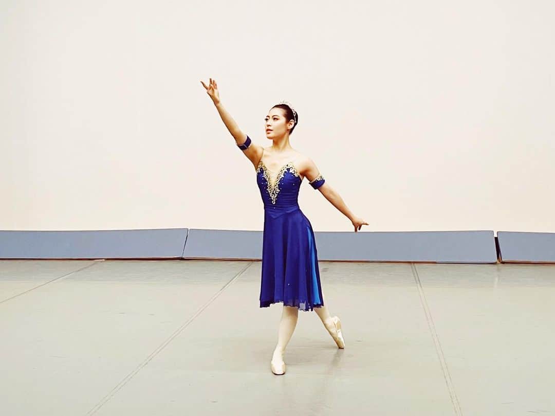 瀧本美織のインスタグラム：「ドラマ「踊り場にて」 12月30日24時25分〜 夢との向き合い方、諦めるとは？ 私もこの作品に新しい感覚を教えてもらいました。 今年の締め括りに！ぜひご覧くださいね🩰✨   #ヤングシナリオ大賞   #ドラマ  #踊り場にて」
