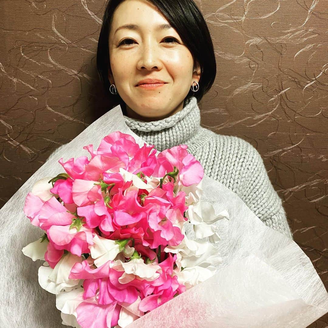 狩野恵里さんのインスタグラム写真 - (狩野恵里Instagram)「仕事の現場でいただいたお花。  なんと、スイートピー！  ピンクのスイートピー！  #スイートピー  　　でも私は #スウィートピー 　　な気がする  でもやっぱり #赤いスイートピー」12月17日 11時21分 - kano_eri_1029