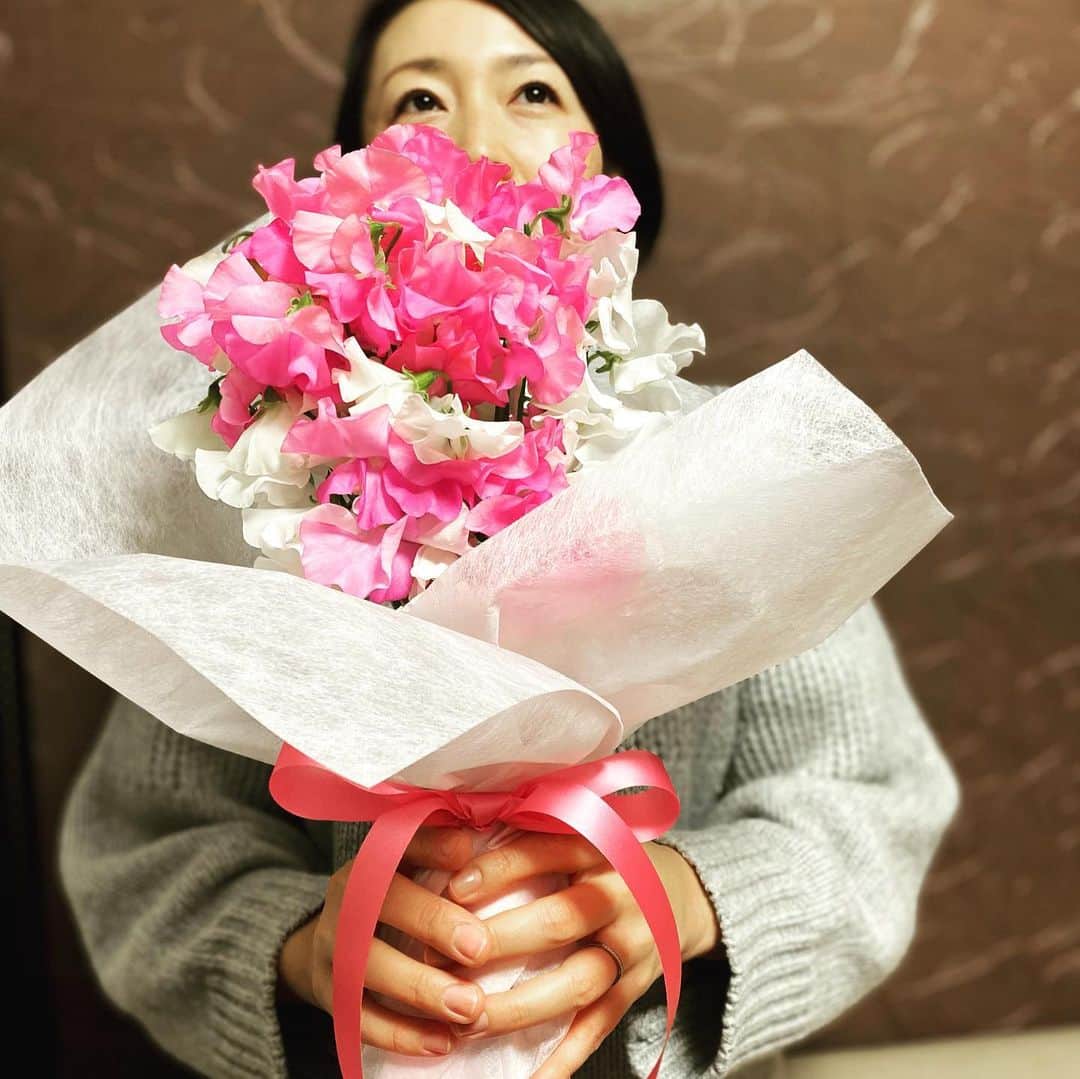 狩野恵里さんのインスタグラム写真 - (狩野恵里Instagram)「仕事の現場でいただいたお花。  なんと、スイートピー！  ピンクのスイートピー！  #スイートピー  　　でも私は #スウィートピー 　　な気がする  でもやっぱり #赤いスイートピー」12月17日 11時21分 - kano_eri_1029