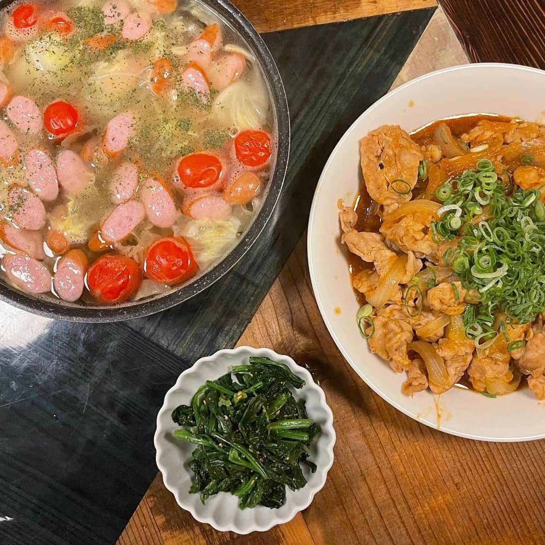 飴宮さゆりのインスタグラム：「・ 飴屋の夕食  ご馳走様でした🍚🍳🍖🥗❤️ クリスマス、大晦日、お正月が楽しみすぎる😋❤️ お姉ちゃんいつもありがとう🥰  ○ポトフと生姜焼き ○タコライス ○生、焼き牡蠣 ○さんまのアヒージョパスタ ○絶品味噌ラーメンとおつまみチャーシュー ○ローストビーフと菊芋のポタージュ  #京都#飴屋 #実家が飴屋 #おうちご飯  #飴屋の夕食 #お姉ちゃんのご飯」