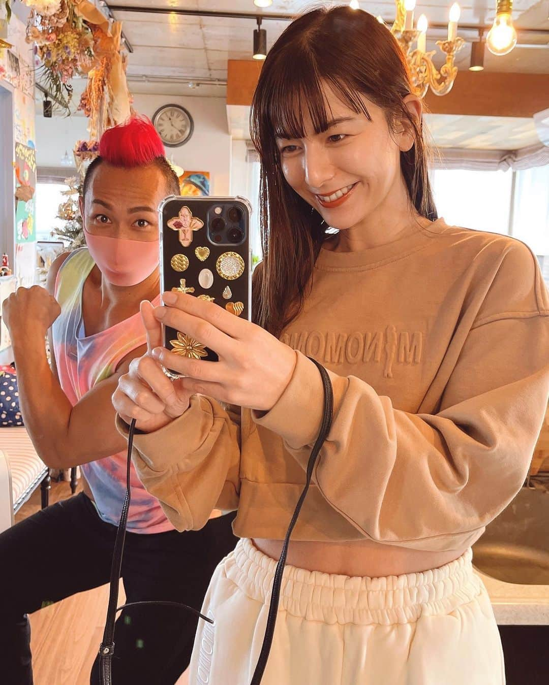 スザンヌさんのインスタグラム写真 - (スザンヌInstagram)「#nananbijouxxx  @nana_uchida のiPhonecase📱❤︎ 迷いに迷って（二転三転😂）黒にした💫 やっぱりかわいぃ💕  そして #スガトレ 納め💪 @sgaaaash_23  #メリークリスマッスル 🎅コーヒーくれた☕️ 2021年もありがとう🌈 来年もよろしくお願いします🍑  #minomomo @minorin.0219 ウエアがらくちんかわいい♡  今日は一日すっぴんでいて 金曜日だし息子と映画に行こうと約束してたの#あなたの番です劇場版  息子宿題終えてソファ🛋でゴロっとしてる間にメイクしてたら2秒で寝てた🛌 金曜日だもんね♡つかれてるよね♡  寝顔赤ちゃん👶だなぁ かわいぃなぁ 映画は間に合わないけど、 起きてほしいな♡♡♡」12月17日 17時53分 - suzanneeee1028