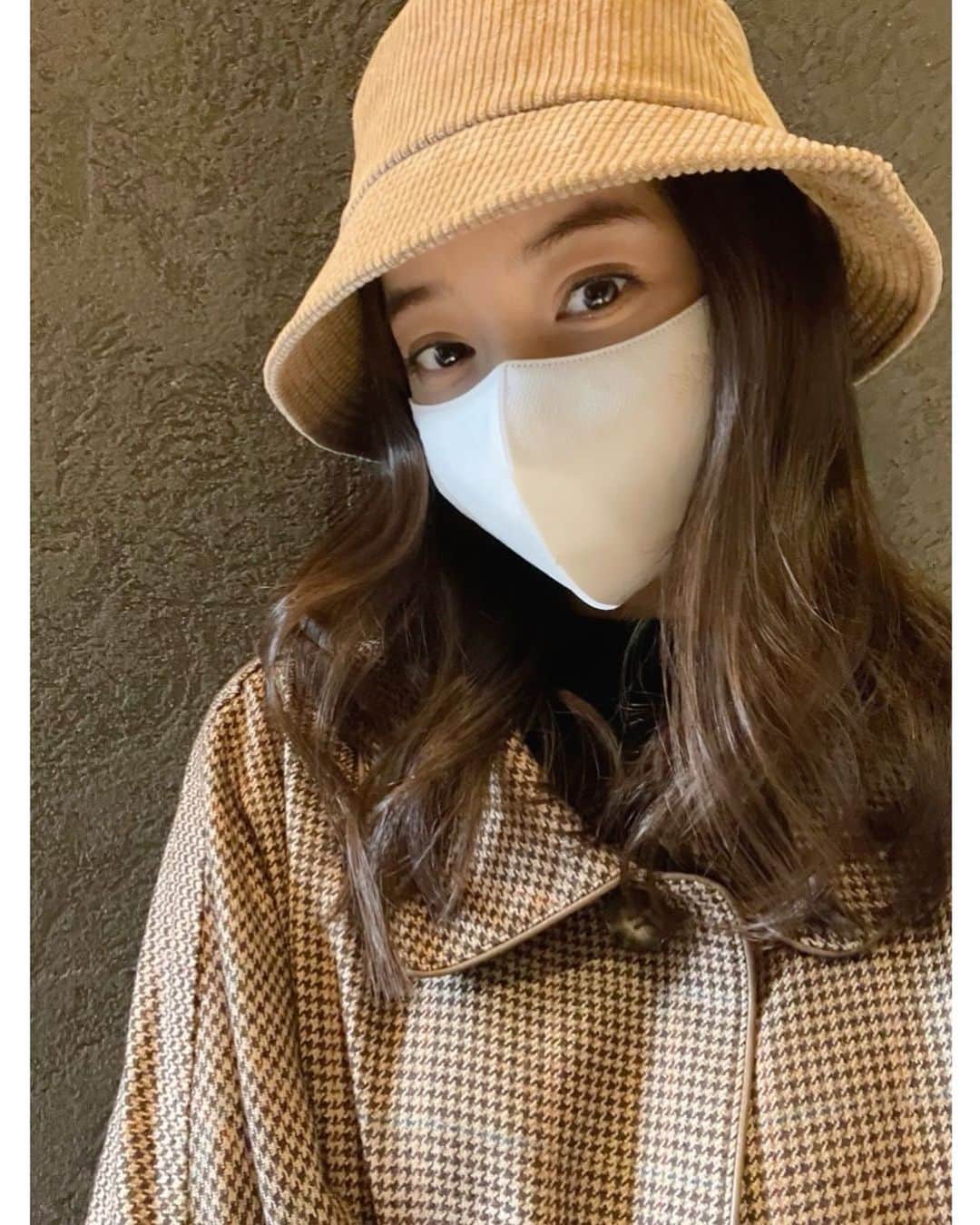 佐々木希さんのインスタグラム写真 - (佐々木希Instagram)「怪しい人。笑 お気に入りのコートと帽子とマスク。 そうです、全部お気に入りなんです。笑」12月17日 12時32分 - nozomisasaki_official