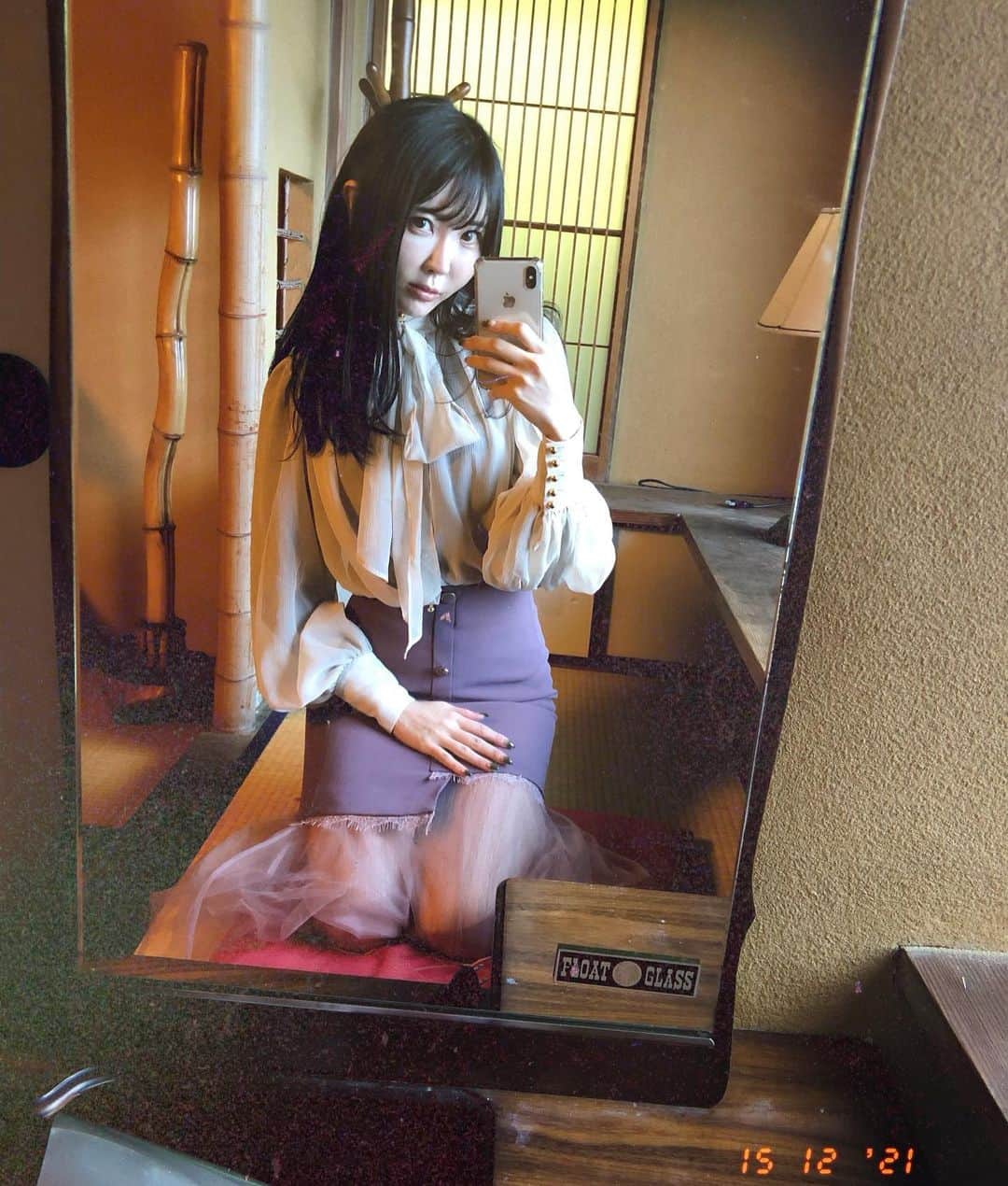 のインスタグラム：「数時間だけ熱海に撮影で行って来ました😳 撮られる側です。  寒くて寒くて😭 被写体は大変だなぁと、、、 両方やってるとつくづく思う。 モデルさん、いつもありがとう🥺と、、、  今回撮影のものは 商品化する予定なので お待ち下さい✨  オンリーふぁんずでは 先行的に公開する予定です😊  ブラウスは お気に入りの @amaidendevil_official 💜」
