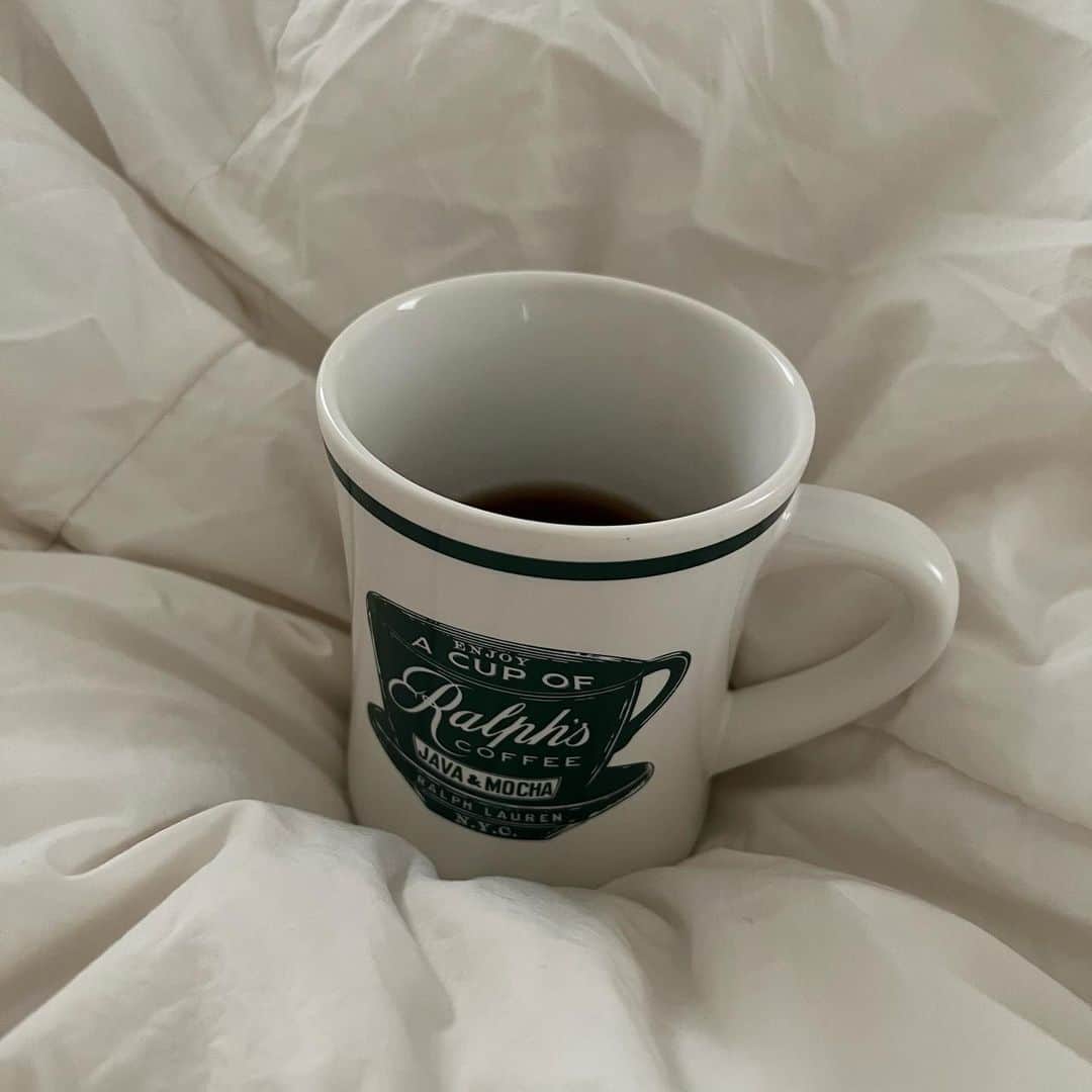 クリスタルさんのインスタグラム写真 - (クリスタルInstagram)「coffee in bed」12月17日 13時20分 - vousmevoyez