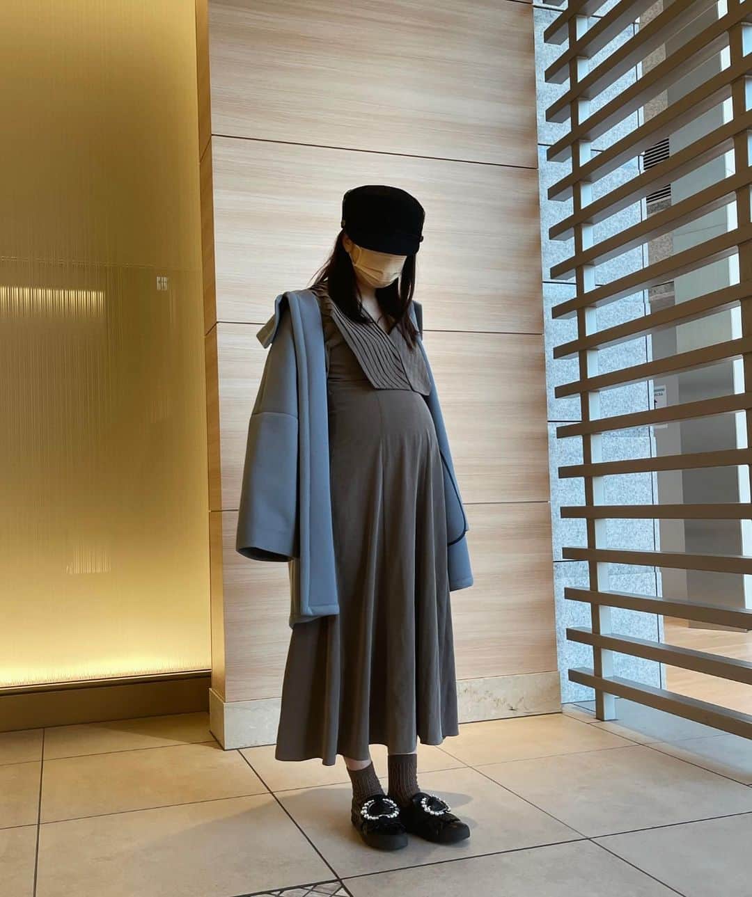 浜田翔子さんのインスタグラム写真 - (浜田翔子Instagram)「maternity fashion このワンピースは0サイズ（S）なんだけどなんとか最後まで入りそうです‼︎  同じワンピースで 2枚目の左が 11月頭→右が12月16日（今日） 11月でも結構大きく感じてたけど 今はもう ドスコイ丸々！って感じ👐  スニーカーもぺったんこだとこれが楽で こればかり🤣 浮腫も全体的にでてきました！  寒くもなってきたから 普段着用しないレギンスとかワンピの下に履くの買ってみた、、。ブーツ履きたいけど履くの面倒だから🥺履くのも大変😂  4枚目は1年前のクリスマス lookbook ! この時は、細っ！て改めて思いました。🤣ほぼ今はお腹突っ掛かり着れません😳  このコートもよく聞かれるのですが、 YouTubeで1年前の良かったらみてください♡ チャンネル登録15万人突破して とても嬉しいです。 登録してくださった方ありがとうございます😍 #臨月妊婦  #臨月コーデ  #臨月のお腹」12月17日 13時57分 - shoko_hamada
